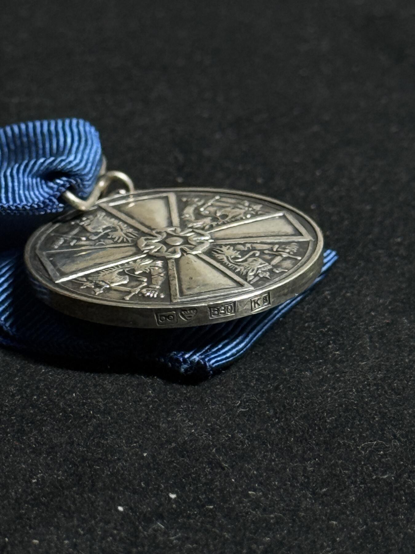 欢庆元旦！戎马世界章牌大赏第109期元旦大拍 芬兰白玫瑰奖章，银制