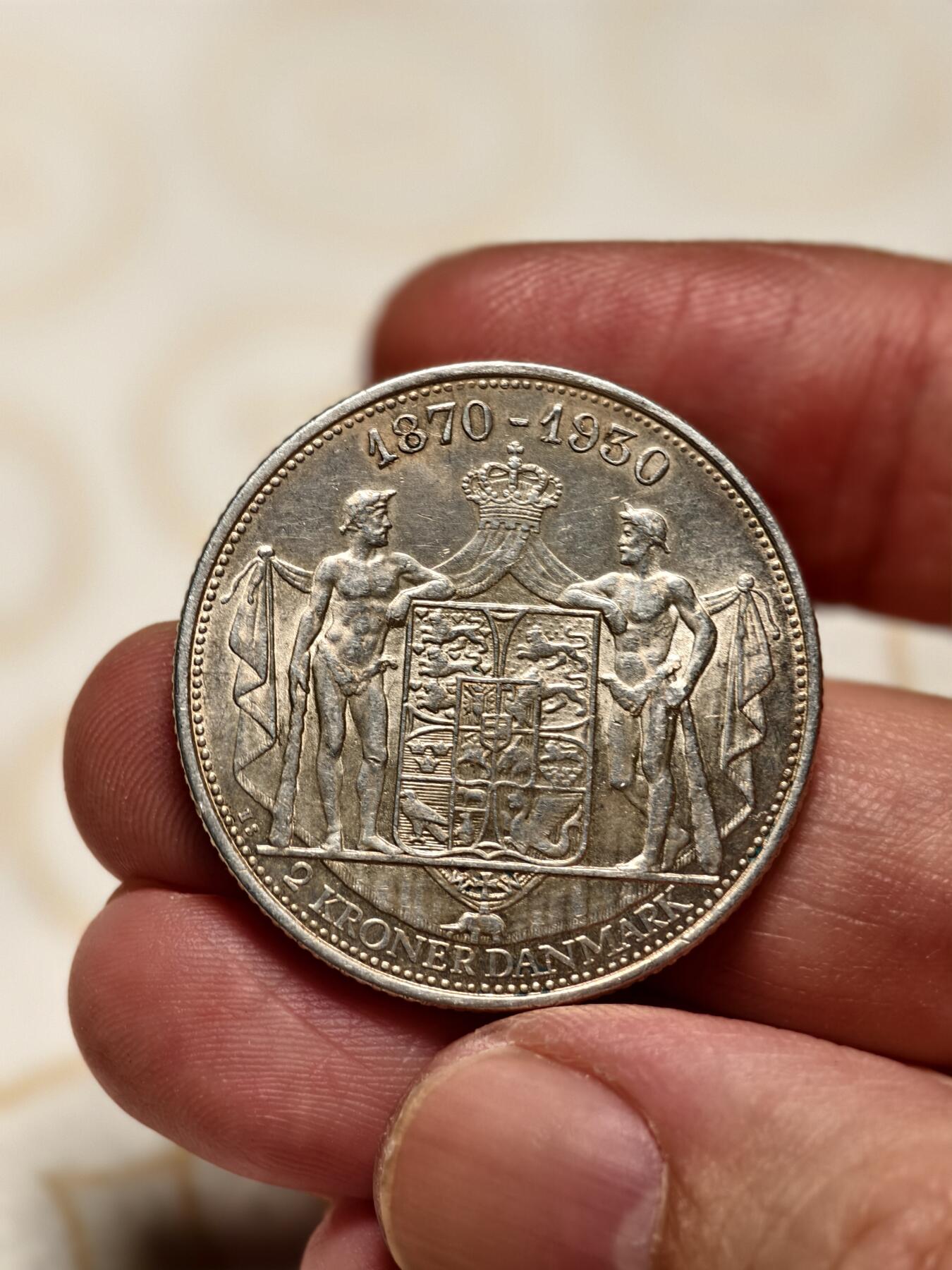 抚柳草堂-第四期章牌钱币（圣诞专场） 奖章勋章限时免佣 满百包邮 放漏专场 1930丹麦克里斯蒂安十世60诞辰2克朗纪念银币  重15克 难得极美品带原光