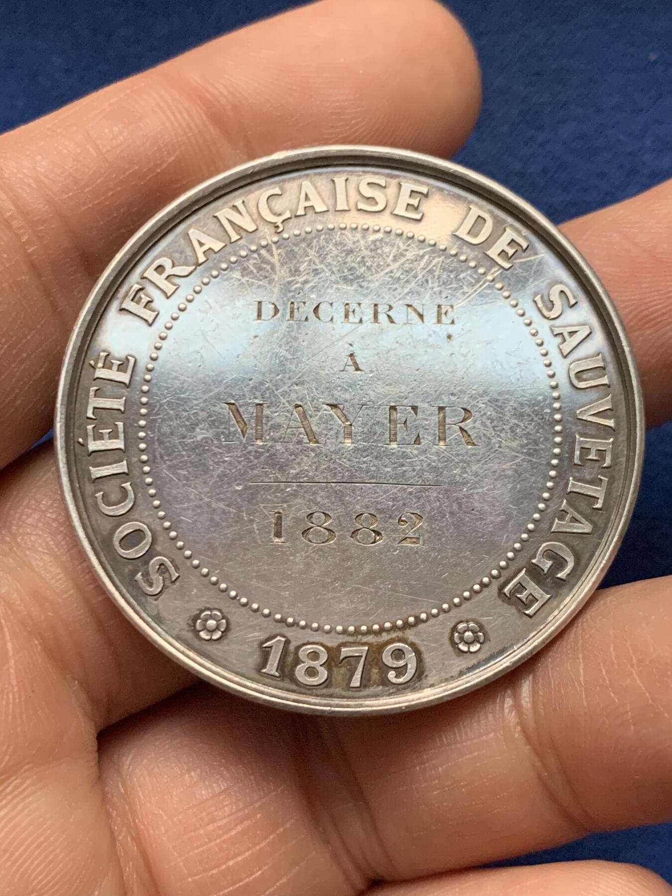 《竞宝斋》第451场 周日，周一，周二  3场连拍 （全场包邮，欢迎送拍） 1882年法国Sanvetage救援协会大银章，正面女神与狮子，超高浮雕。稀有款，直径：42.3mm，重：35.3g，丰饶角边铭