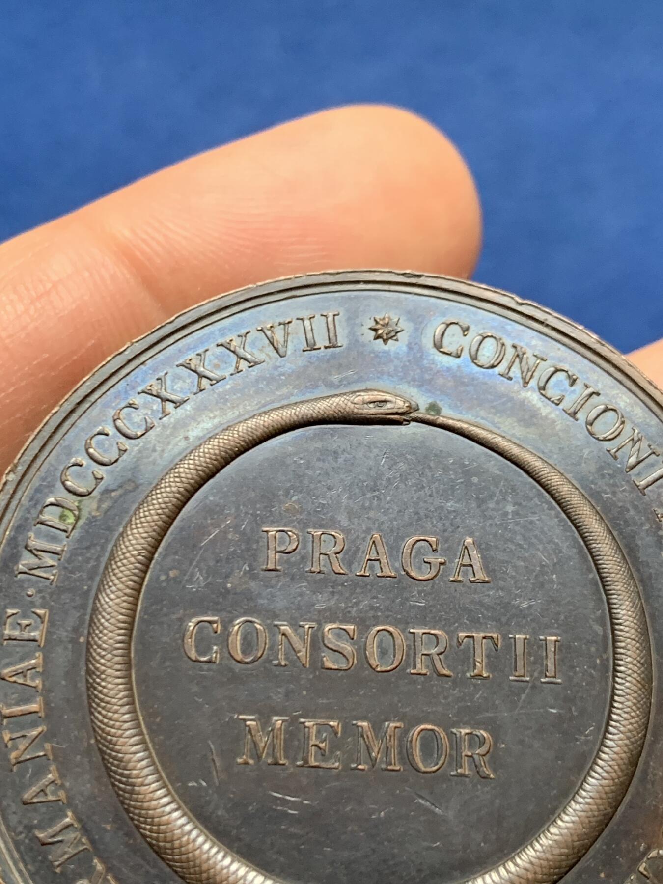 《竞宝斋》第451场 周日，周一，周二  3场连拍 （全场包邮，欢迎送拍） 德国1837年自然科学家和医生在布拉格举行会议纪念铜章，61.42g，45.1mm