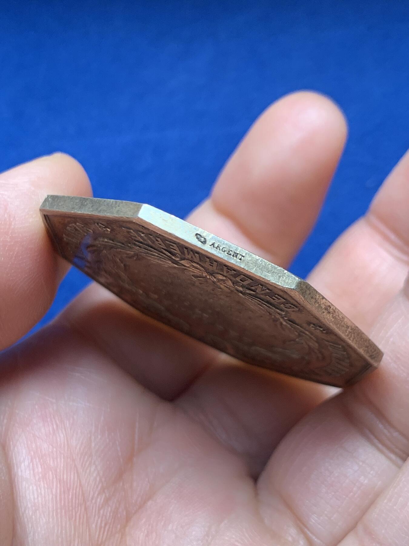 《竞宝斋》第451场 周日，周一，周二  3场连拍 （全场包邮，欢迎送拍） 法国八角镀金银质代币，反盗猎协会，大版，39.5g，45.8mm，丰饶角边铭