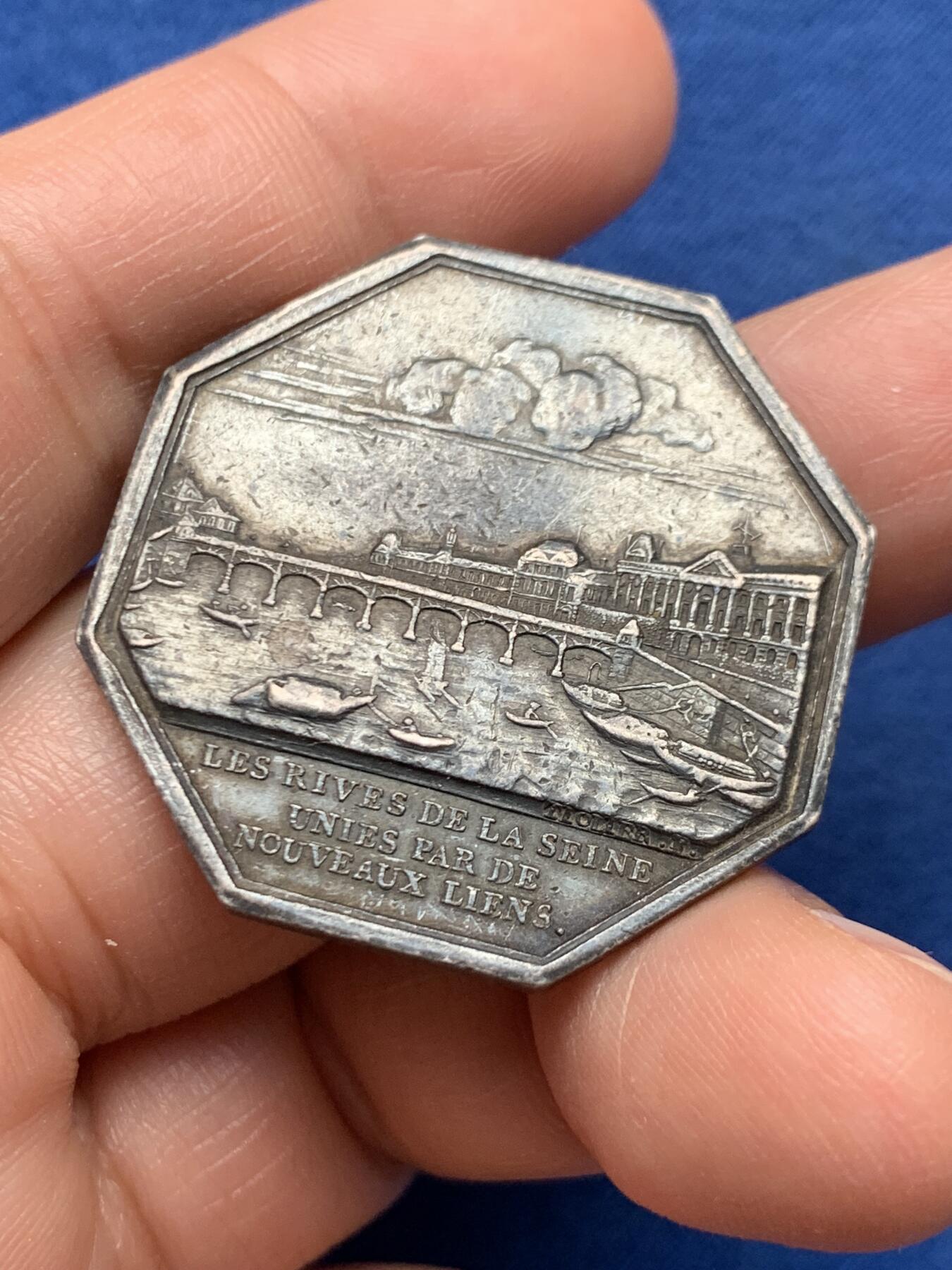 《竞宝斋》第451场 周日，周一，周二  3场连拍 （全场包邮，欢迎送拍） 法国八角银质代币，塞纳河三座铁桥公司，巴黎塞纳河外景，19.46g，35.1mm，1832年之前无边铭