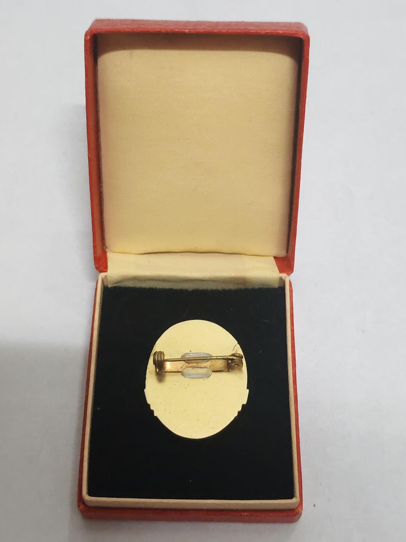 韵星假日拍卖第三十三期 -- Rimey Holidays Auction 33 民主德国体育与技术协会Gst准军事组织证章带原盒 原盒少 铜镀金库存品相