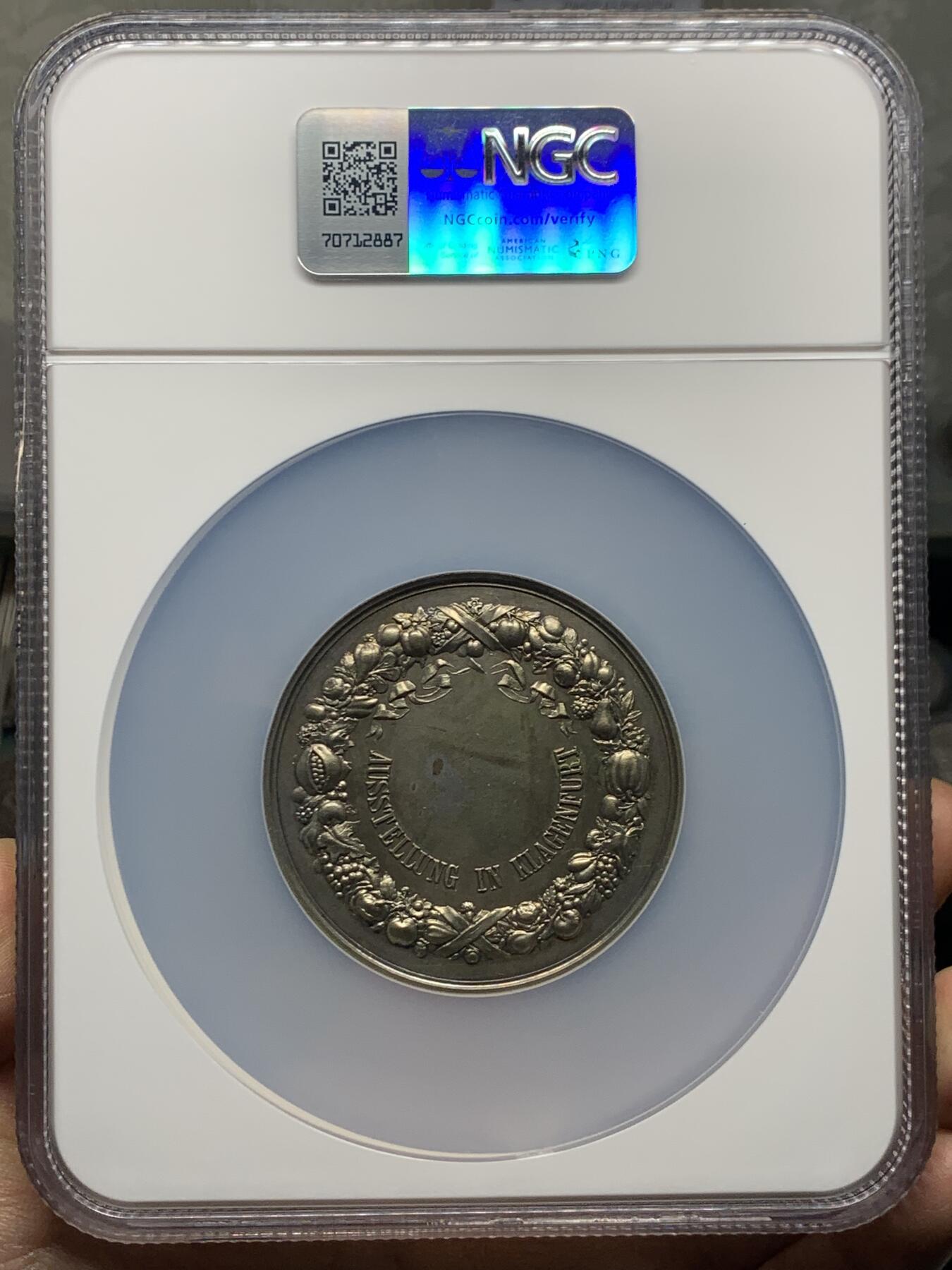 《竞宝斋》第451场 周日，周一，周二  3场连拍 （全场包邮，欢迎送拍） NGC MS63 奥地利克拉根福博览会镀银铜章，盒子加大加厚