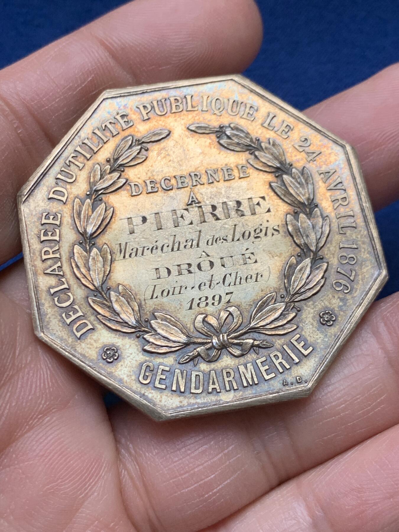 《竞宝斋》第451场 周日，周一，周二  3场连拍 （全场包邮，欢迎送拍） 法国八角镀金银质代币，反盗猎协会，大版，39.5g，45.8mm，丰饶角边铭