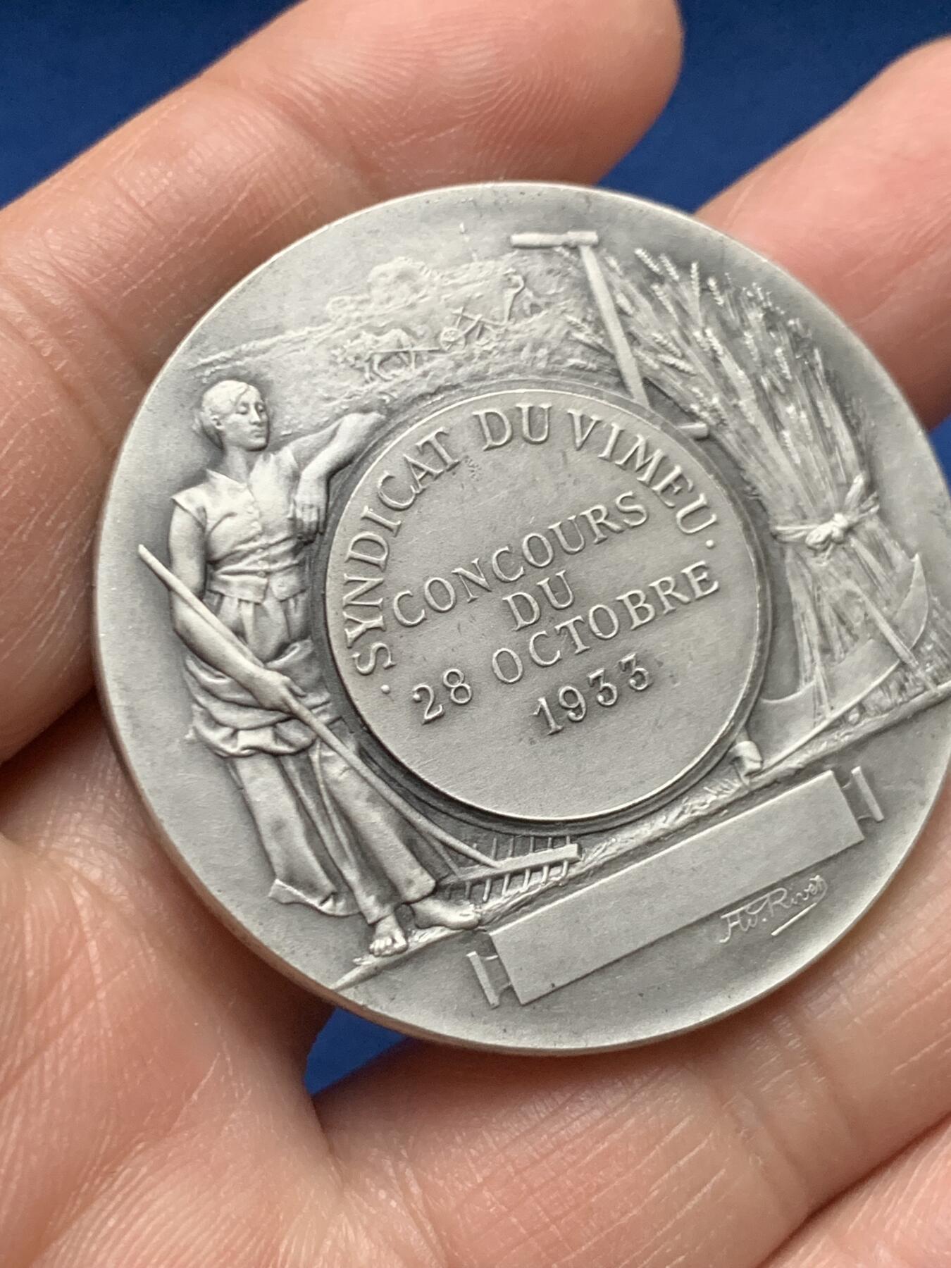 《竞宝斋》第451场 周日，周一，周二  3场连拍 （全场包邮，欢迎送拍） 1933年法国农业联盟镀银大铜章，双面浮雕，品相佳，直径：44.2mm，重：36.85g，正方形铜标边铭。