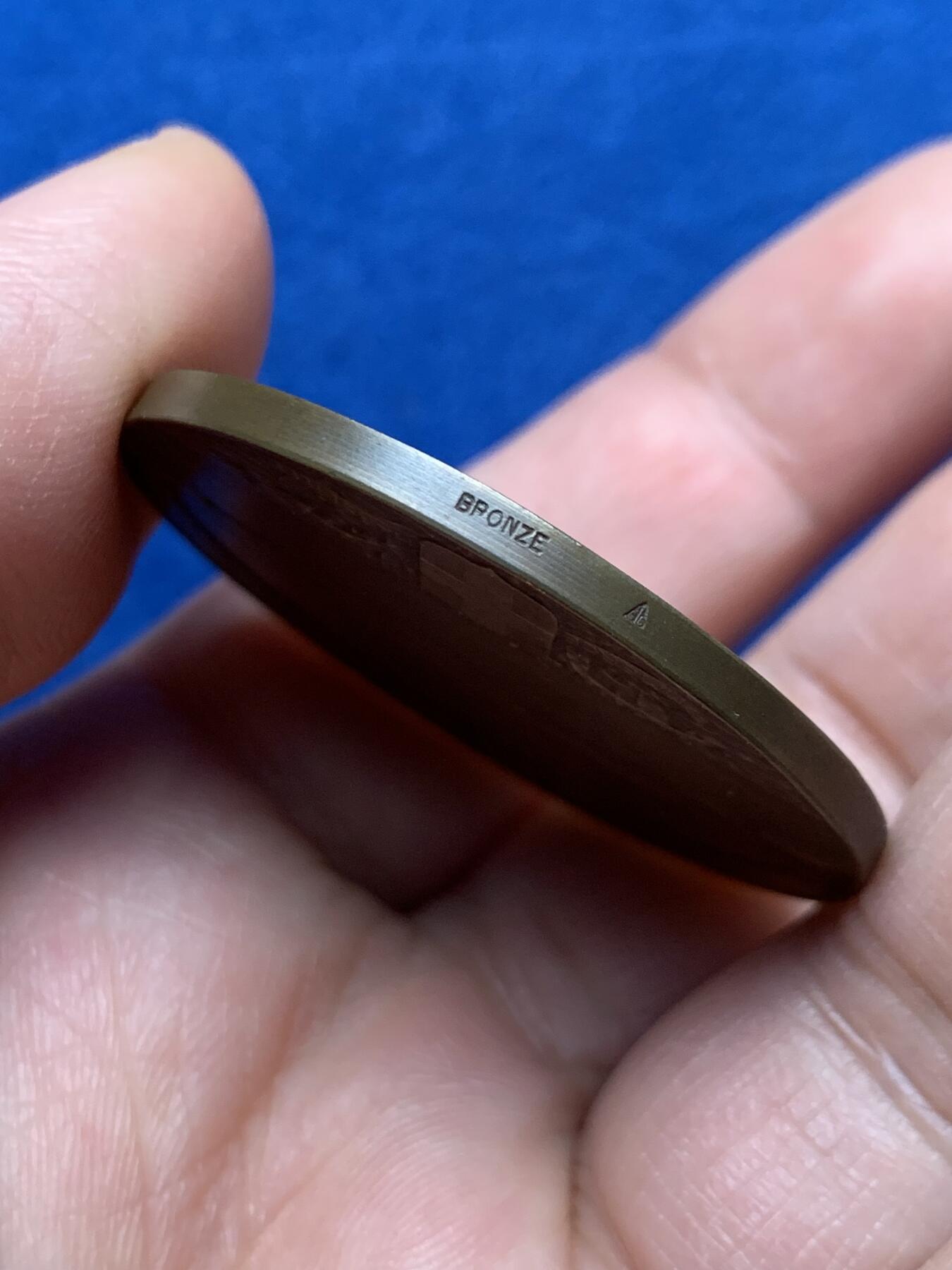 《竞宝斋》第451场 周日，周一，周二  3场连拍 （全场包邮，欢迎送拍） 法国马赛-罗讷运河和罗夫海隧道铜章，29.9g，41mm，边铭：三角形+铜标