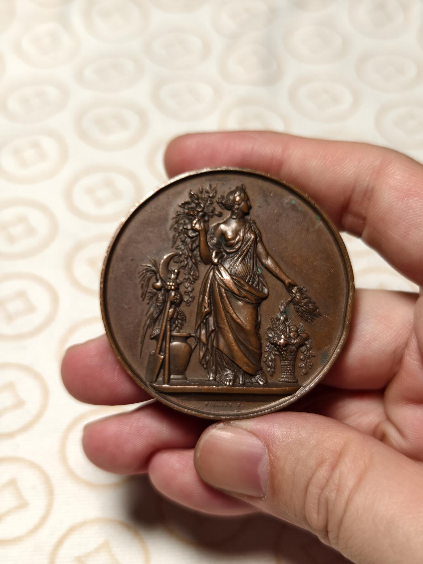 抚柳草堂-第四期章牌钱币（圣诞专场） 奖章勋章限时免佣 满百包邮 放漏专场 19世纪法国马赛园艺协会大铜章  谷物女神超高浮雕非常漂亮 早期手指Cuivre铜标 直径51mm  重61g 巧克力包浆品相如图