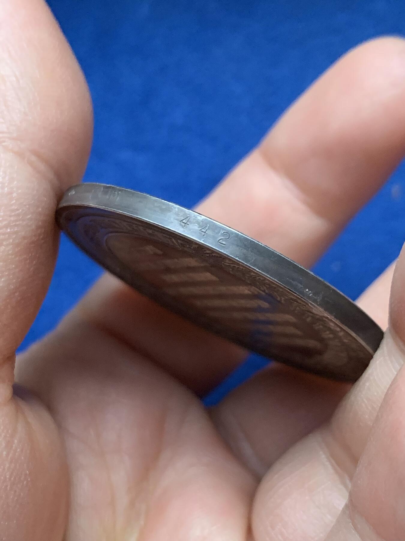 《竞宝斋》第451场 周日，周一，周二  3场连拍 （全场包邮，欢迎送拍） 法国香波城堡银章，直径44.2mm，重38.23克，菱形边铭。