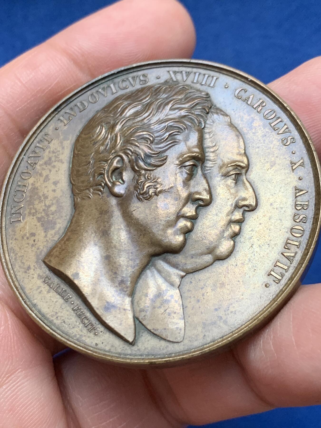 《竞宝斋》第451场 周日，周一，周二  3场连拍 （全场包邮，欢迎送拍） 法国路易十八与查理十世头像背面路易十三骑马雕像铜章，50.75g，49.7mm，1842年以前无边铭