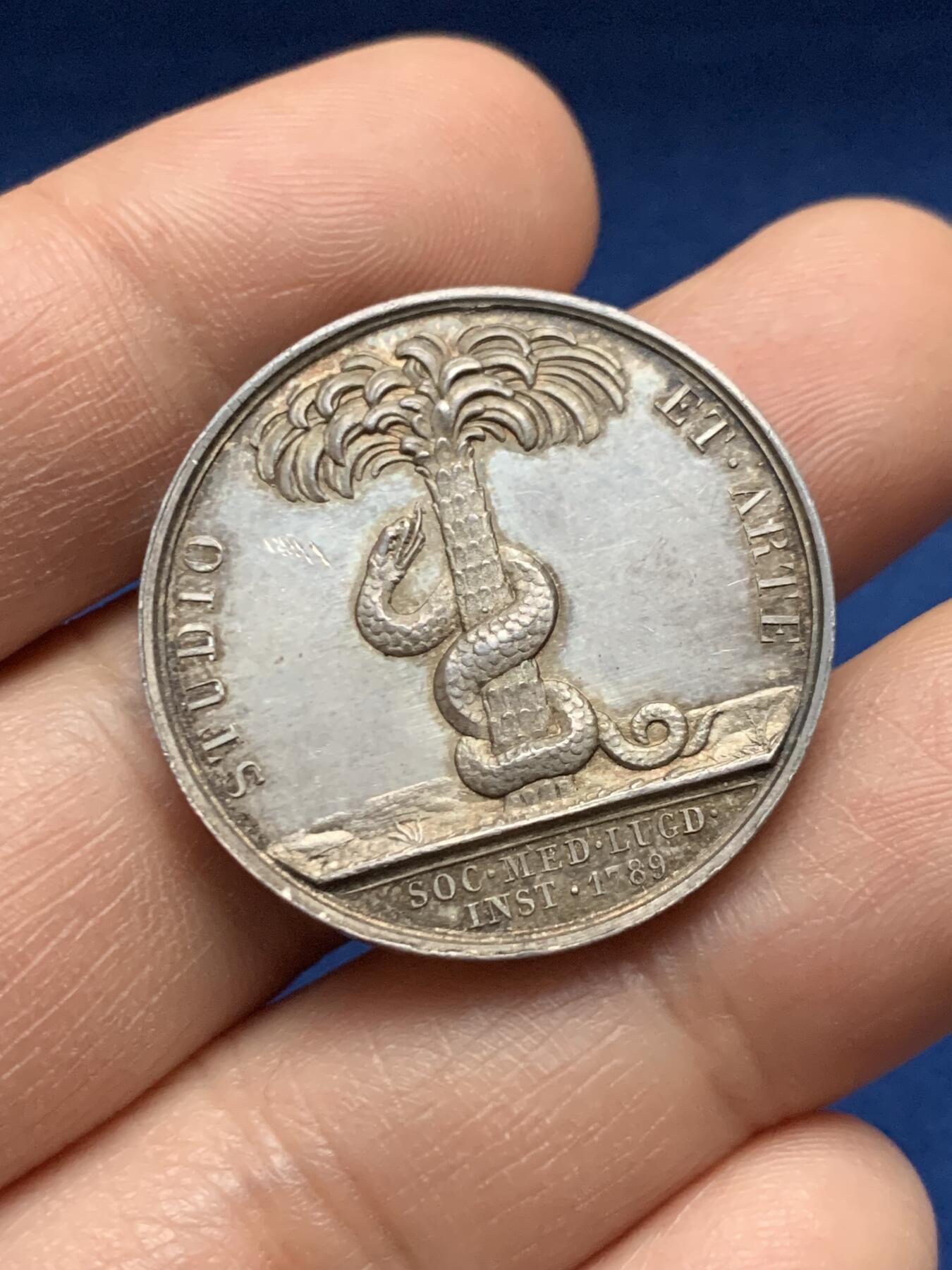 《竞宝斋》第451场 周日，周一，周二  3场连拍 （全场包邮，欢迎送拍） 法国里昂医学会银质代币，希波克拉底头像，状态犀利，12g，30mm，蜜蜂边铭