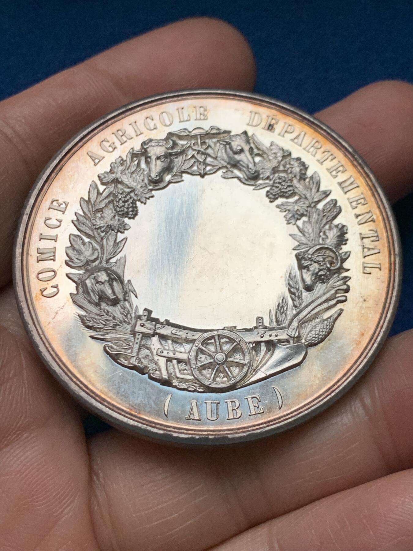 《竞宝斋》第451场 周日，周一，周二  3场连拍 （全场包邮，欢迎送拍） 法国奥布省农业展览会银章，著名雕刻家让·拉格朗日的《播种》，63.82g，50.5mm，丰饶角边铭