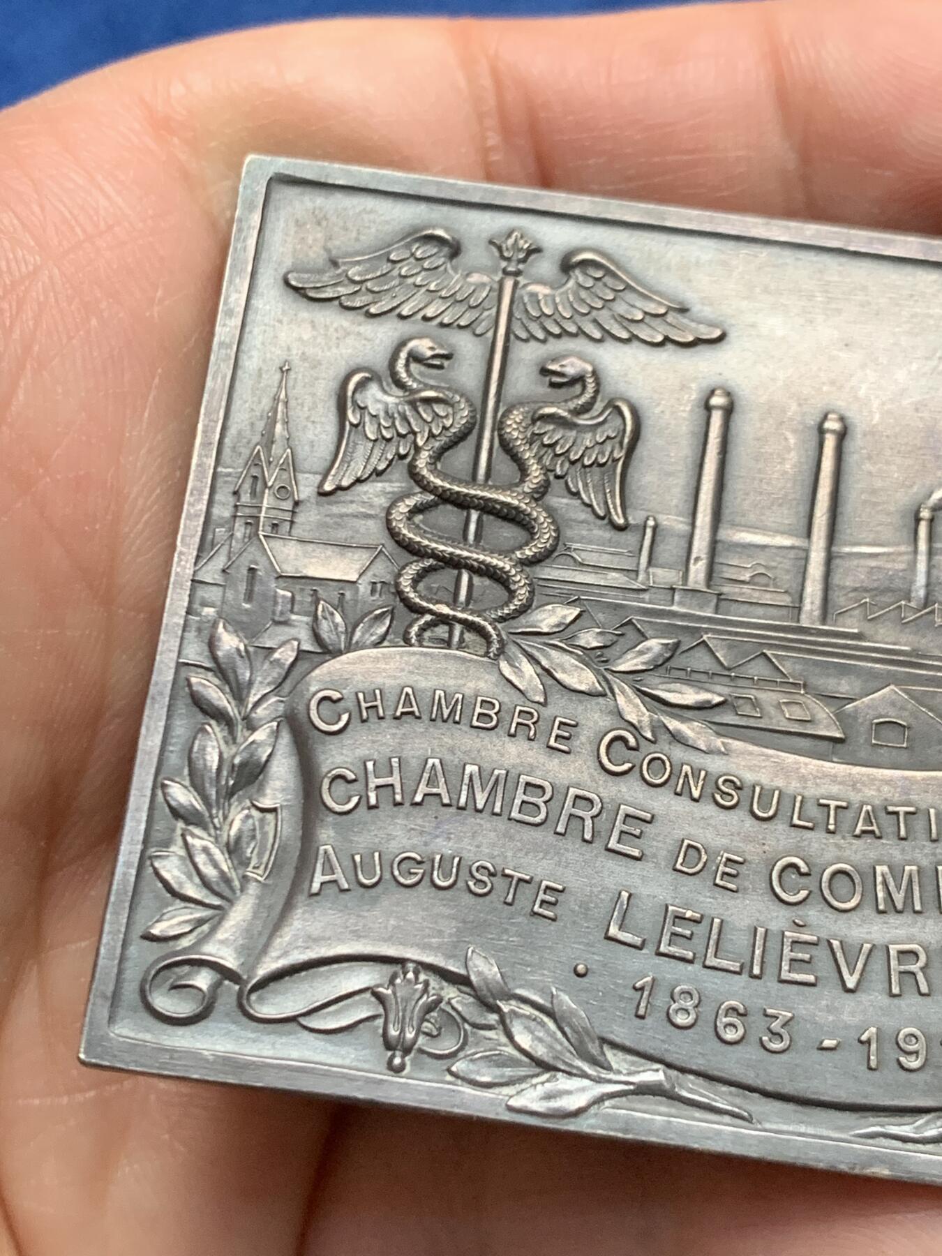 《竞宝斋》第451场 周日，周一，周二  3场连拍 （全场包邮，欢迎送拍） 法国咨询委员会方形镀银铜章，88.55g，50.4*70.7mm，边铭：正方形+铜标