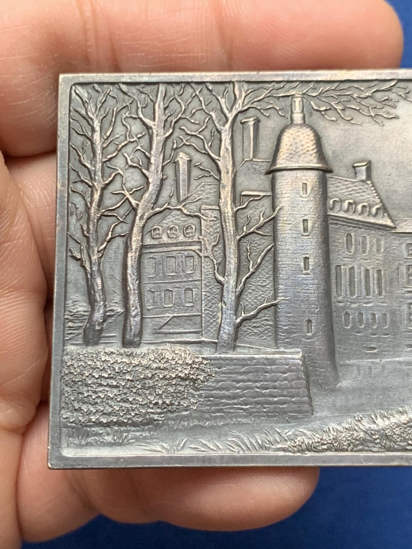 《竞宝斋》第451场 周日，周一，周二  3场连拍 （全场包邮，欢迎送拍） 法国咨询委员会方形镀银铜章，88.55g，50.4*70.7mm，边铭：正方形+铜标