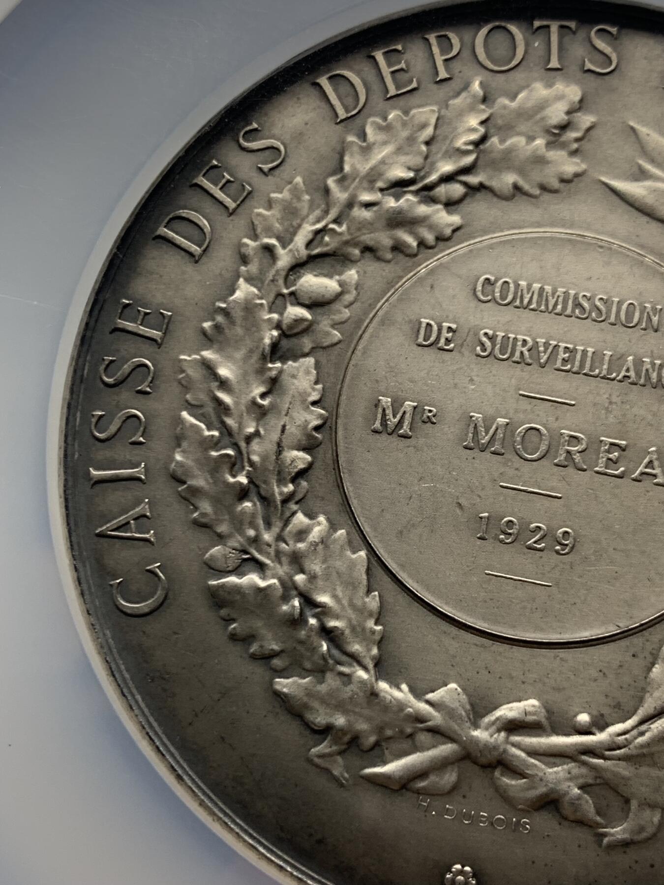 《竞宝斋》第451场 周日，周一，周二  3场连拍 （全场包邮，欢迎送拍） NGC MS62 法国1929年信托投资银章，直径：68mm、重：157g，丰饶角边铭，少见品种，稀有大规格款。正面是正义女神与和平女神，背面是橡树叶环绕的奖章，雕工精美。