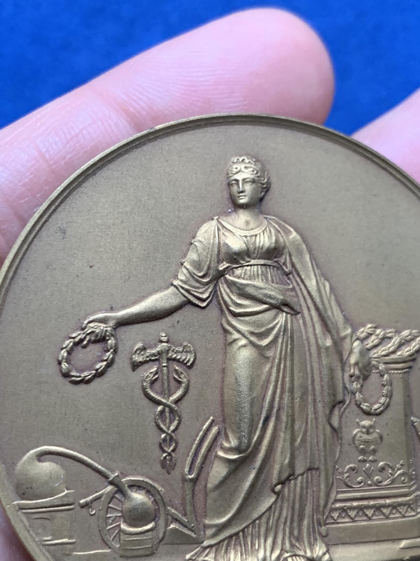 《竞宝斋》第451场 周日，周一，周二  3场连拍 （全场包邮，欢迎送拍） 法国国家工业鼓励协会镀金大铜章，53.7g，50.6mm,丰饶角铜标，品相很不错。