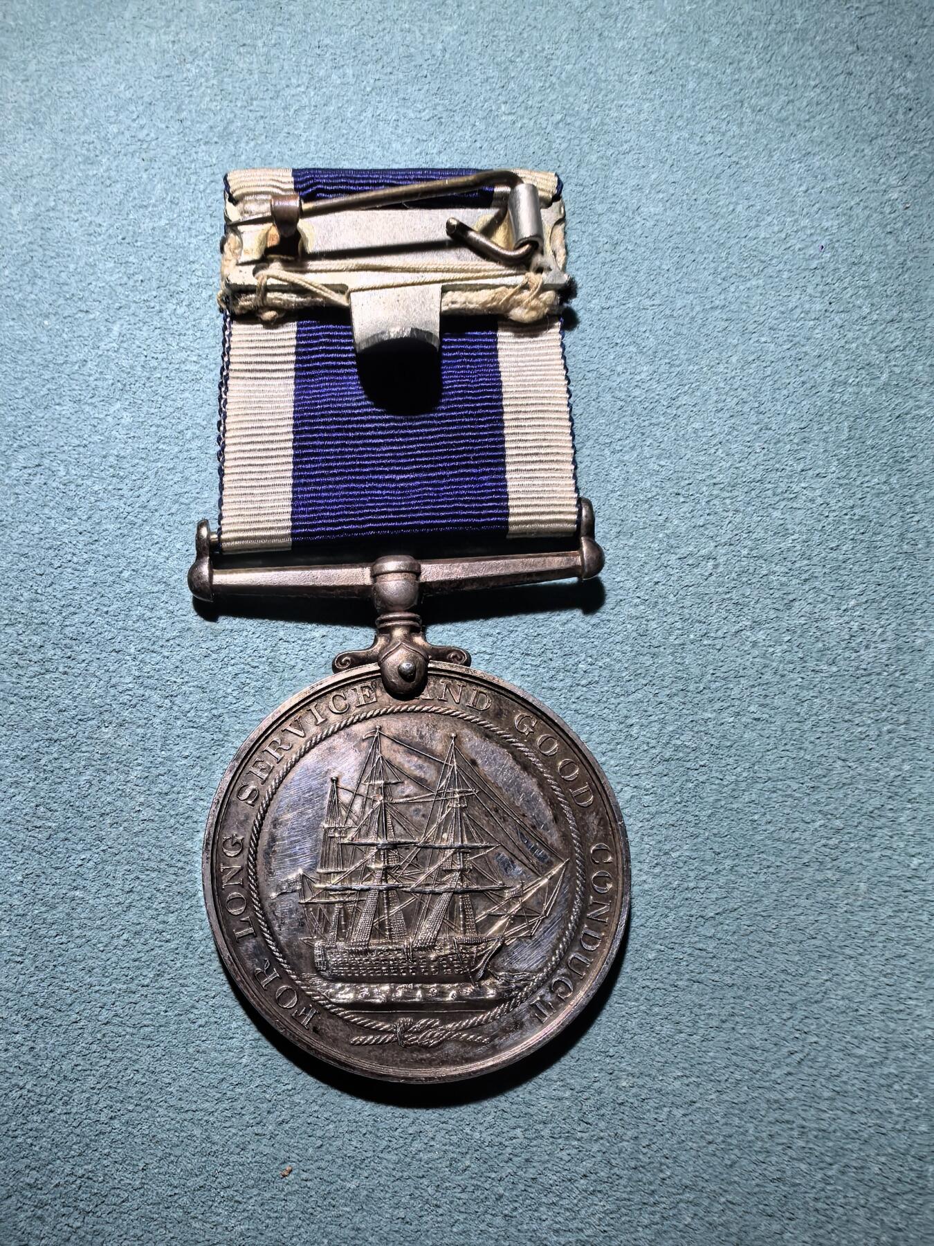 盛世勋华——号角文化勋章邮票专场拍卖第295期 英国海军长期服役和良好表现奖章 乔治五世版 银制 带边铭，授予英国皇家海军护卫舰金链花上的水兵
