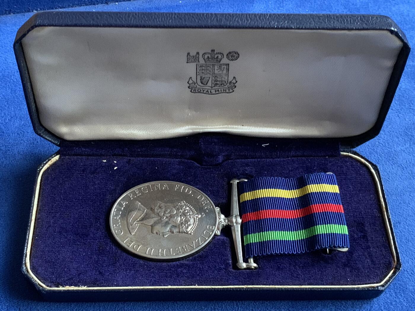 《竞宝斋》第451场 周日，周一，周二  3场连拍 （全场包邮，欢迎送拍） 英国民防长期服务奖章（CDM), 颁发给服役超过15年的人员，铜镍材质椭圆形，直径约37.8*31.8mm，总重约31.9克，带三色蓝丝带和原盒，品相极佳