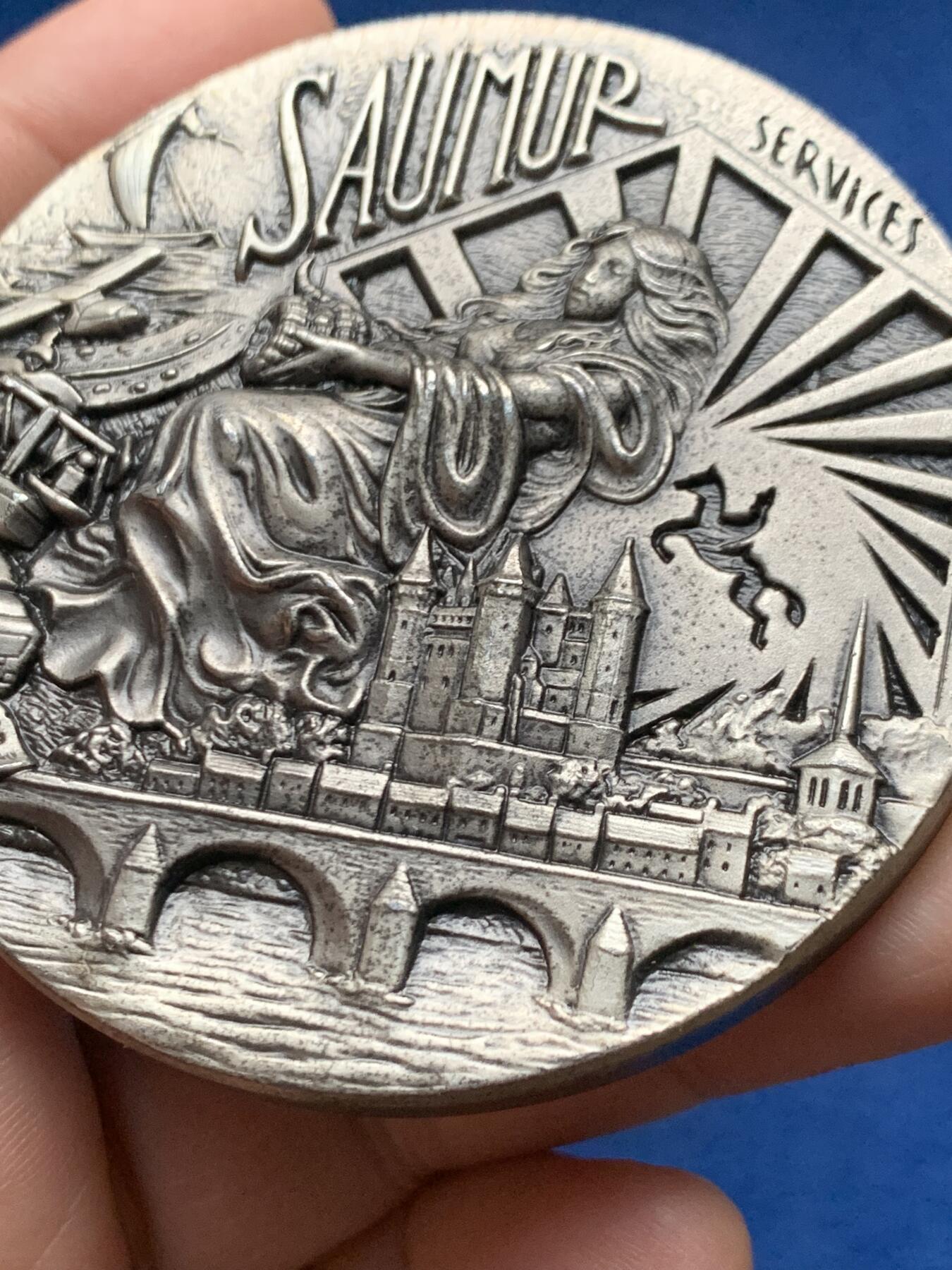 《竞宝斋》第451场 周日，周一，周二  3场连拍 （全场包邮，欢迎送拍） 法国索米尔工业区成立100周年纪念章，137.9g，64.7mm，无边铭