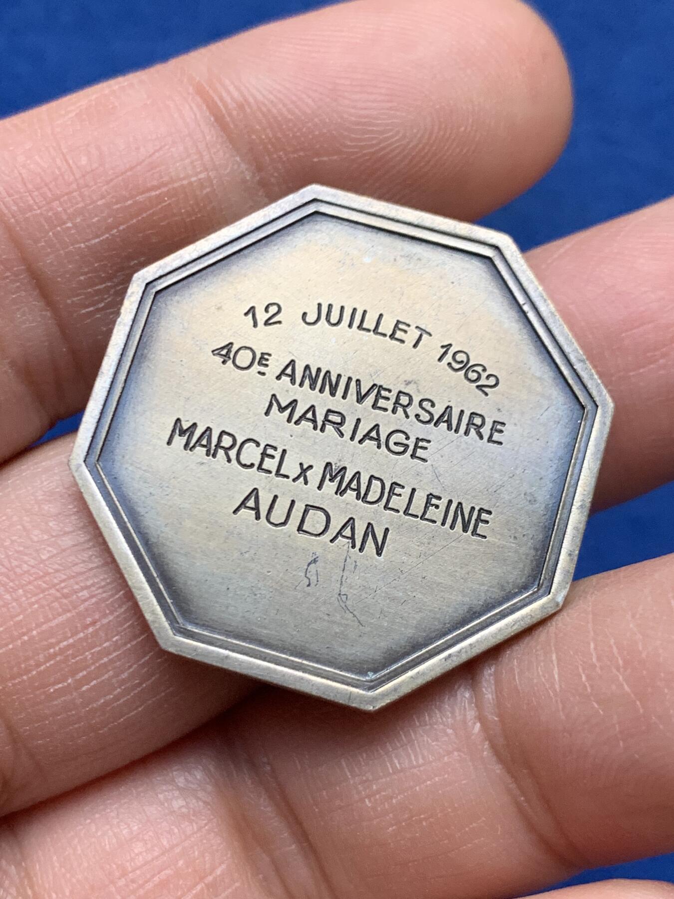 《竞宝斋》第451场 周日，周一，周二  3场连拍 （全场包邮，欢迎送拍） 爱神丘比特之箭银质八角代币，正面铭文“无论你是谁，这就是你的主人，永远都是”。直径：30.5mm，重：13.74g，丰饶角1银标