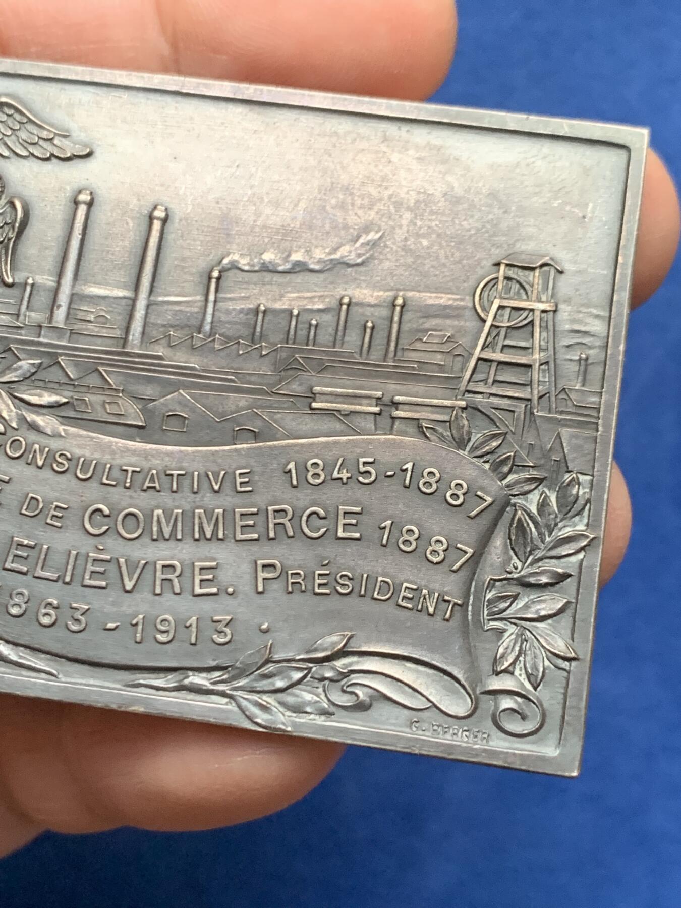 《竞宝斋》第451场 周日，周一，周二  3场连拍 （全场包邮，欢迎送拍） 法国咨询委员会方形镀银铜章，88.55g，50.4*70.7mm，边铭：正方形+铜标