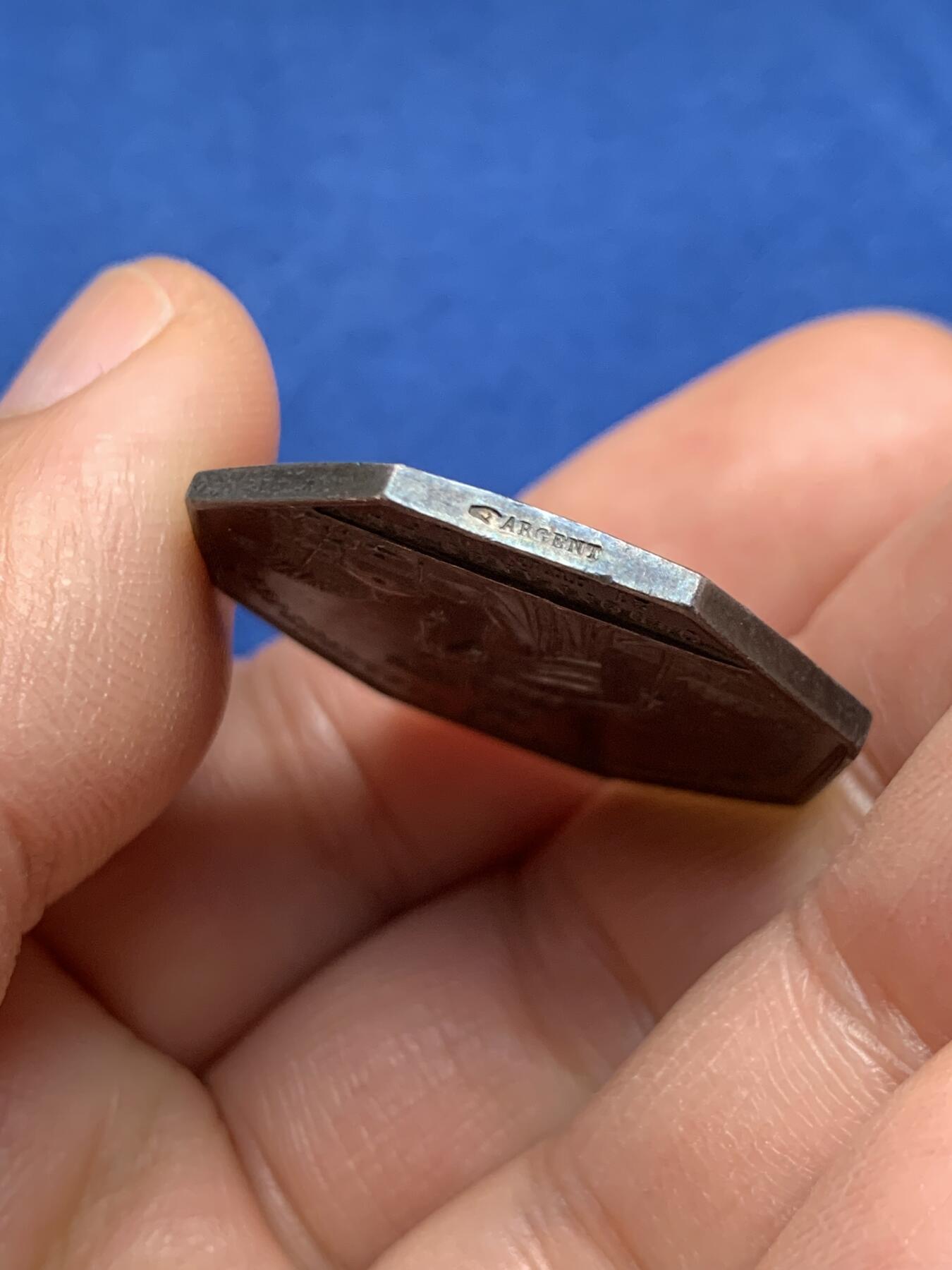 《竞宝斋》第451场 周日，周一，周二  3场连拍 （全场包邮，欢迎送拍） 法国八角银质代币，克莱蒙-费朗商会，12.02g，30.2mm，手指背面