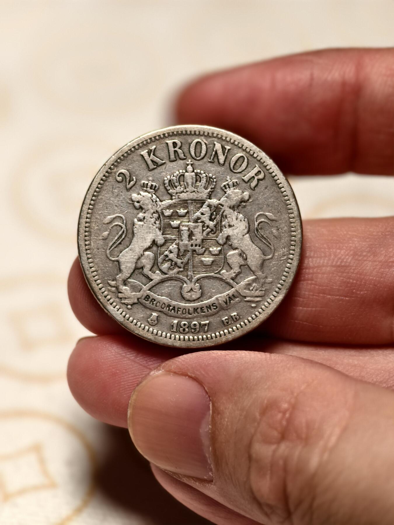 抚柳草堂-第四期章牌钱币（圣诞专场） 奖章勋章限时免佣 满百包邮 放漏专场 1897瑞典奥斯卡二世2克朗银币 重14.7克 流通好品底板带光