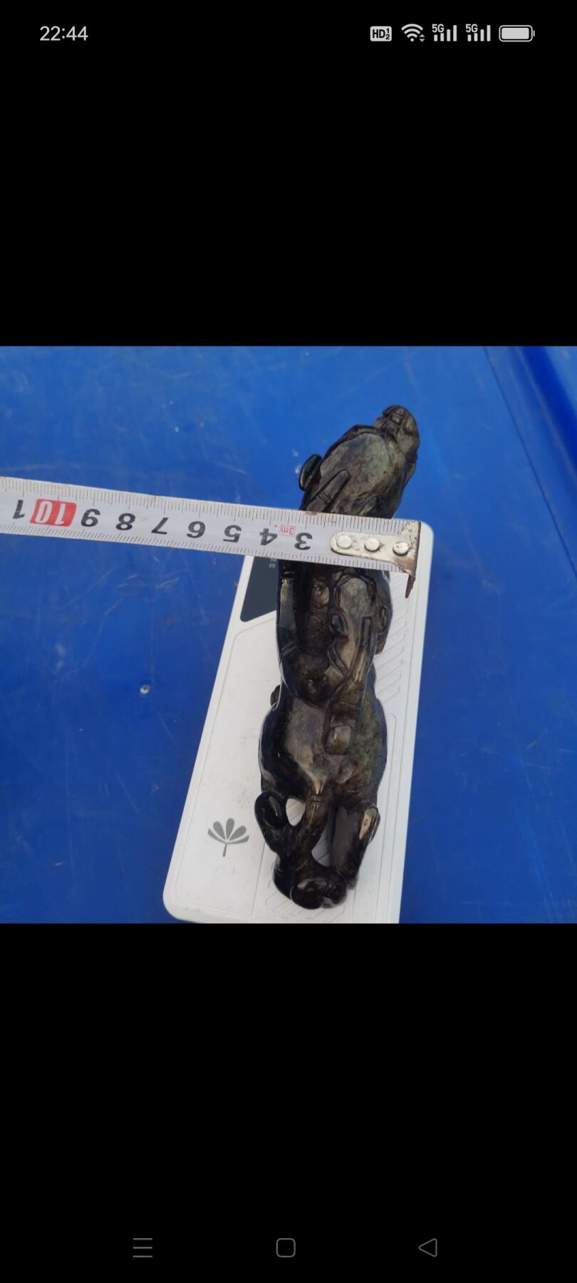 和田玉瑞兽摆件，老玉材质，雕工细致，造型生动，整体保存不错，有自然沁色和包浆，适合收藏或家居摆放。