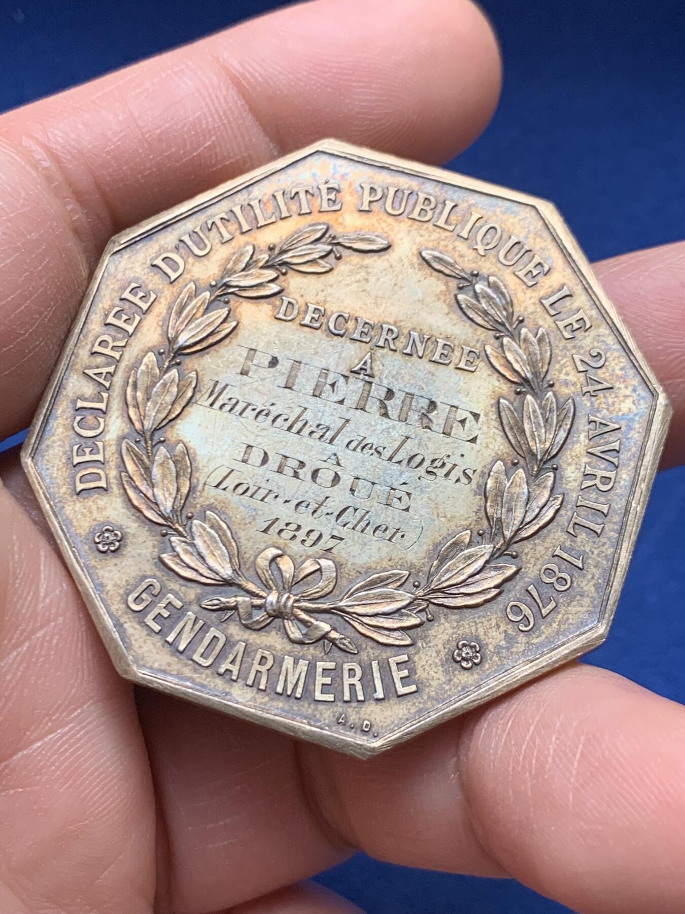 《竞宝斋》第451场 周日，周一，周二  3场连拍 （全场包邮，欢迎送拍） 法国八角镀金银质代币，反盗猎协会，大版，39.5g，45.8mm，丰饶角边铭