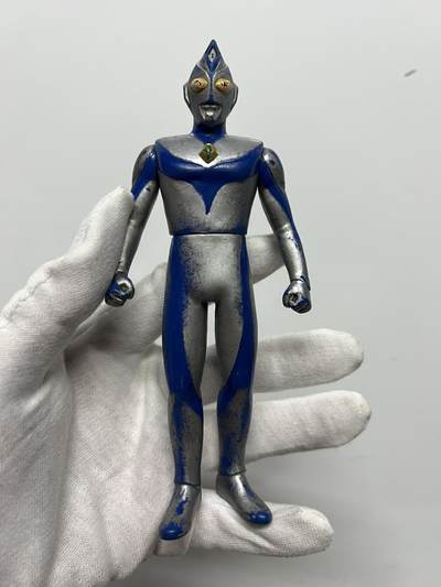 零元拍：海淘中古玩具 万代系列 哦脚底附带铭文以及钢印 1997年出品 20多年老玩具非常少见 掉漆蹭色属正常现象！戴拿奥特曼 奇迹型 软胶模型 中古玩具收藏家必备小摆件 - 零元拍：海淘中古玩具 万代系列 哦脚底附带铭文以及钢印 1997年出品 20多年老玩具非常少见 掉漆蹭色属正常现象！戴拿奥特曼 奇迹型 软胶模型 中古玩具收藏家必备小摆件