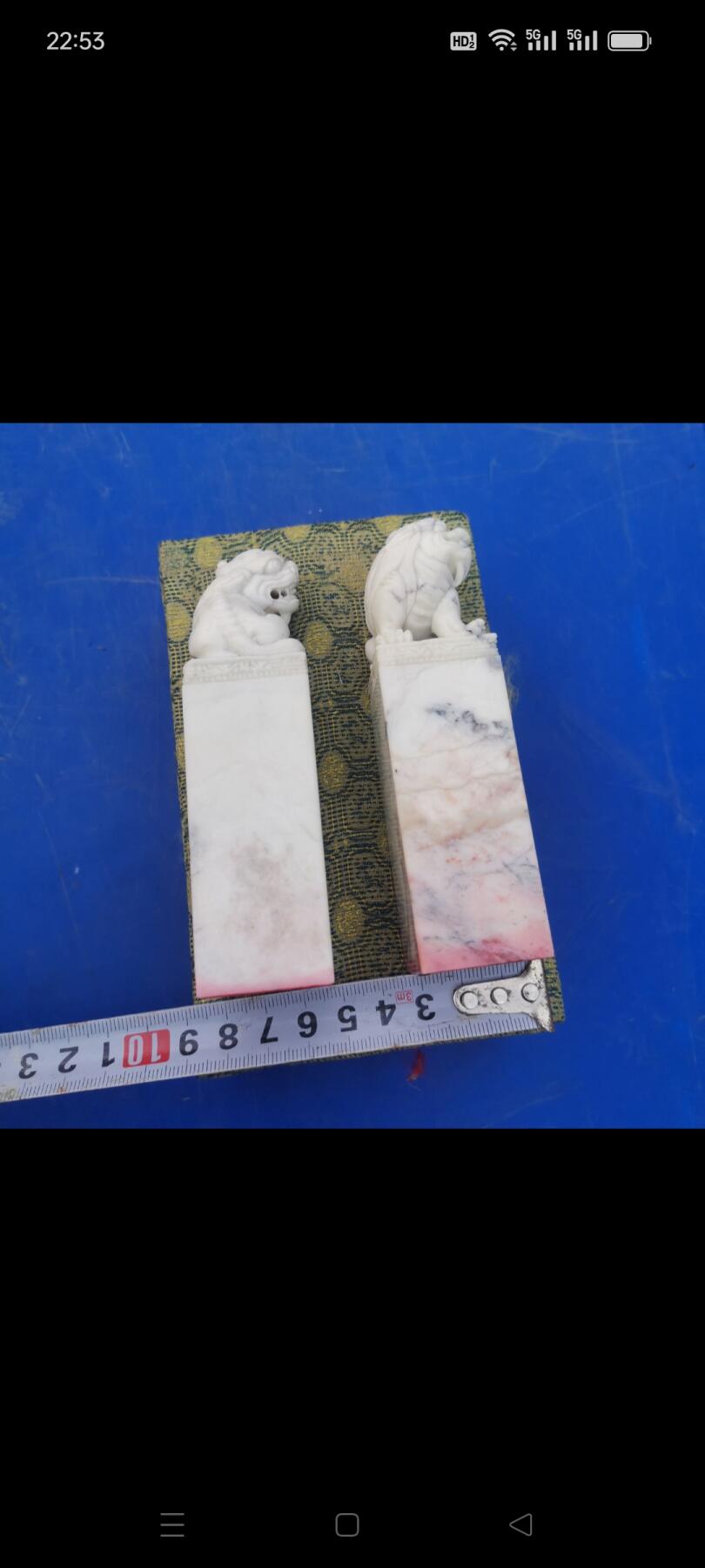 老寿山石印章一对，带石狮钮，造型古朴，适合收藏或摆，具体见图。整体成色还可以，有正常年代感，细节见图。