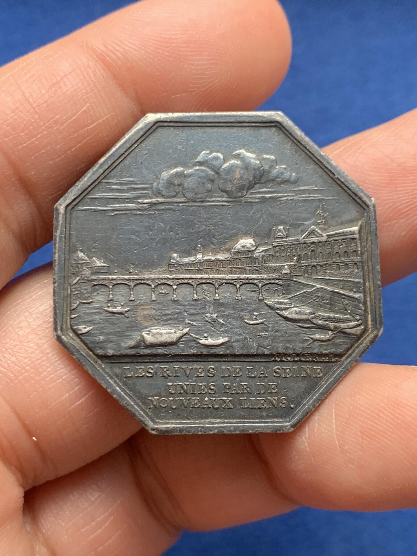 《竞宝斋》第451场 周日，周一，周二  3场连拍 （全场包邮，欢迎送拍） 法国八角银质代币，塞纳河三座铁桥公司，巴黎塞纳河外景，19.46g，35.1mm，1832年之前无边铭