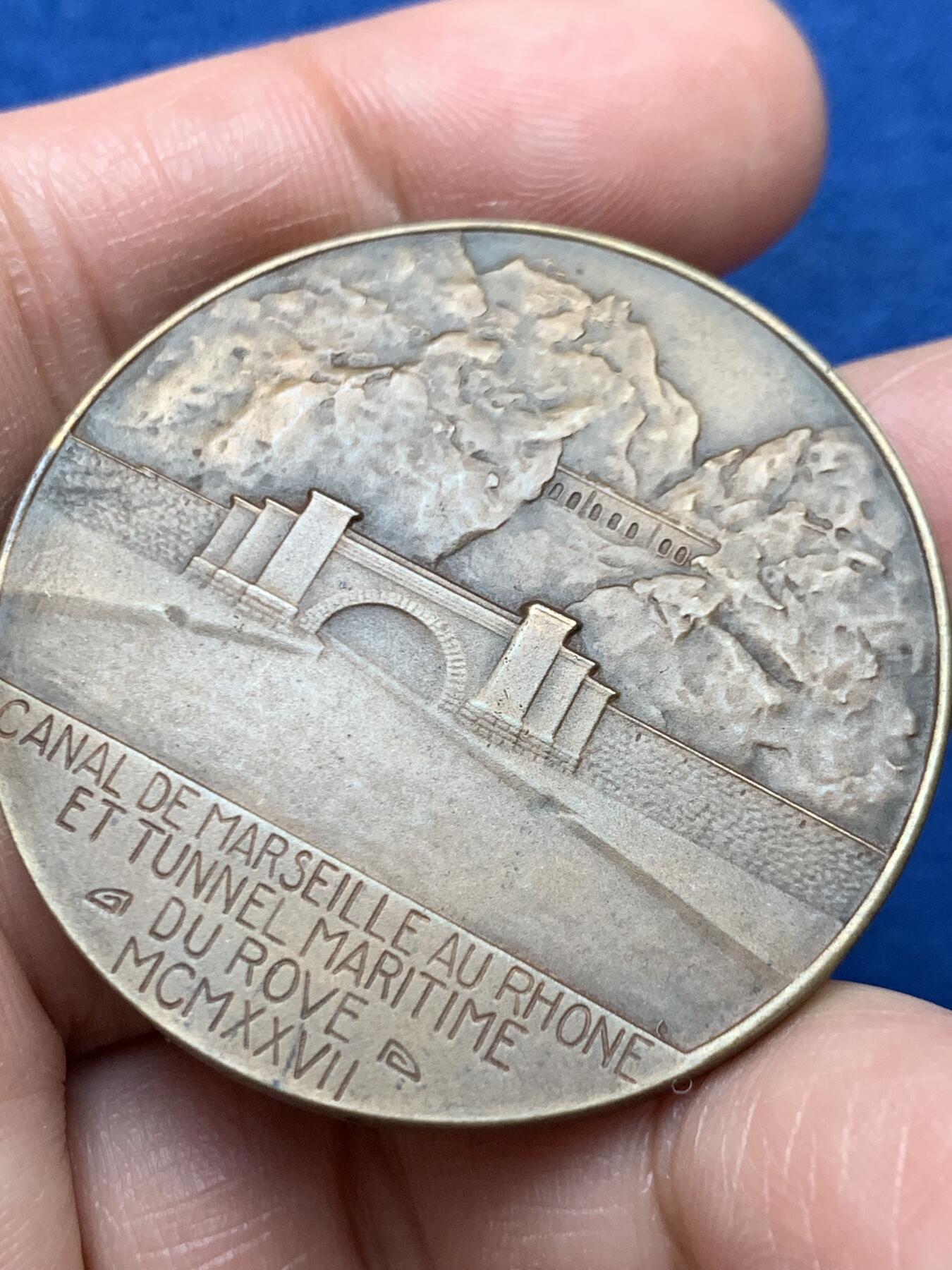 《竞宝斋》第451场 周日，周一，周二  3场连拍 （全场包邮，欢迎送拍） 法国马赛-罗讷运河和罗夫海隧道铜章，29.9g，41mm，边铭：三角形+铜标