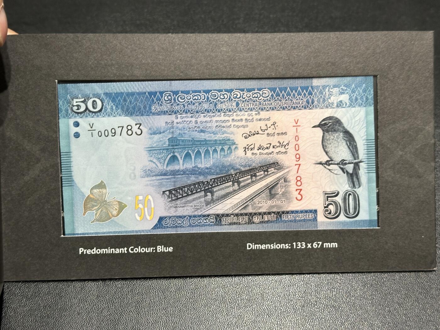 《外钞收藏家》第五百九十六期（精品大拍场）（本平台长期征集拍品、欢迎藏友们联系合作） 斯里兰卡20、50、100卢比 3张精装册子 全部是首发冠