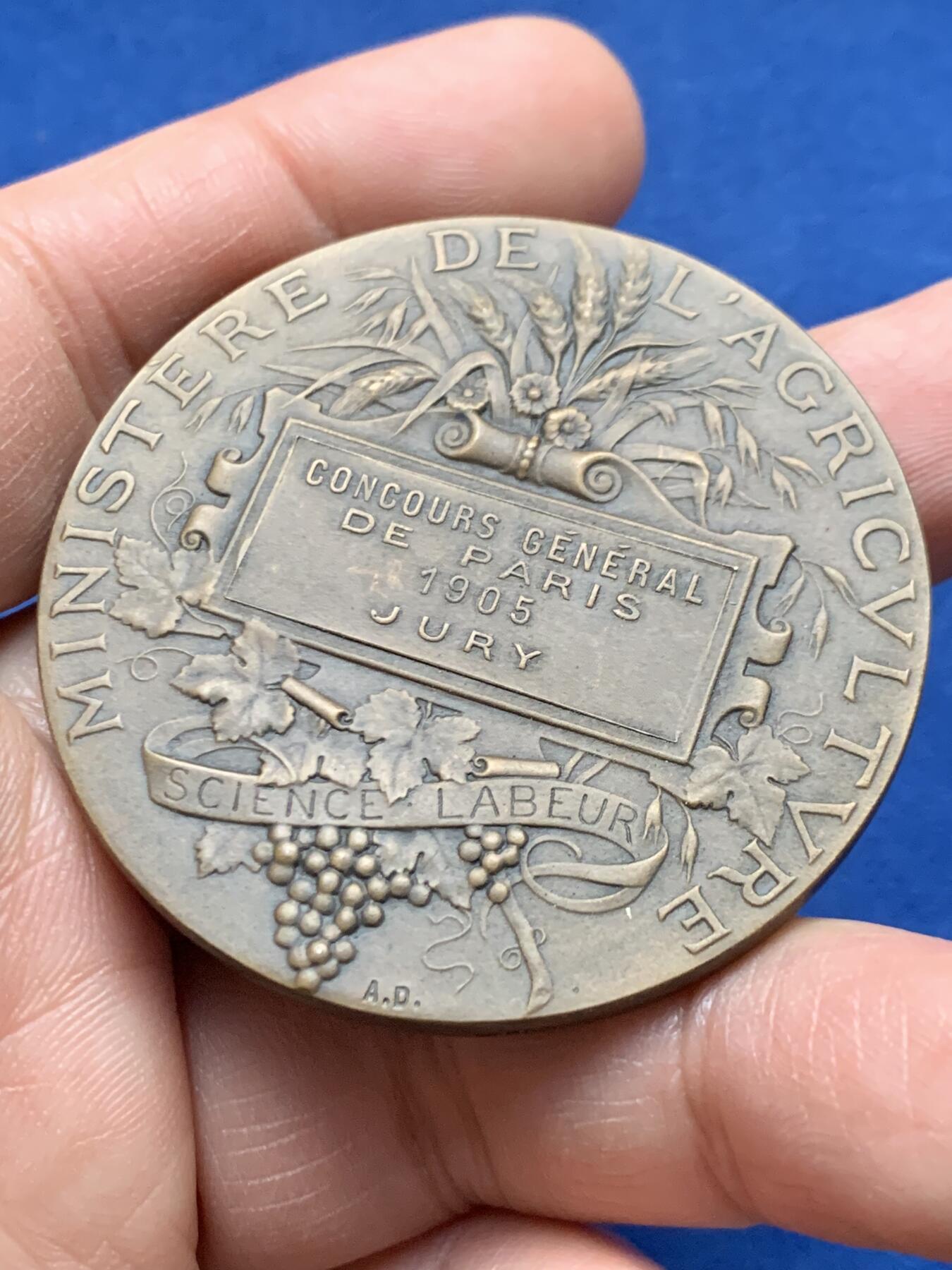 《竞宝斋》第451场 周日，周一，周二  3场连拍 （全场包邮，欢迎送拍） 1905年法国农业丰收女神原盒铜奖章，59.5克，50mm,丰饶角边铭，品相很好，烫金皮盒正常扣合。