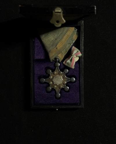 欢庆元旦！戎马世界章牌大赏第109期元旦大拍 - 勋八等瑞宝章，盒子有损