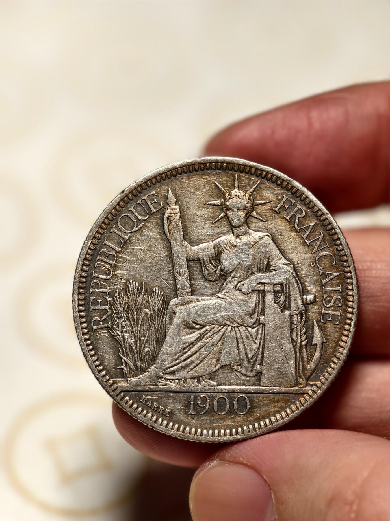 抚柳草堂-第四期章牌钱币（圣诞专场） 奖章勋章限时免佣 满百包邮 放漏专场 1900坐洋 法属印支银币 重26.9g 老包浆淡淡的黄油彩光 整体很漂亮