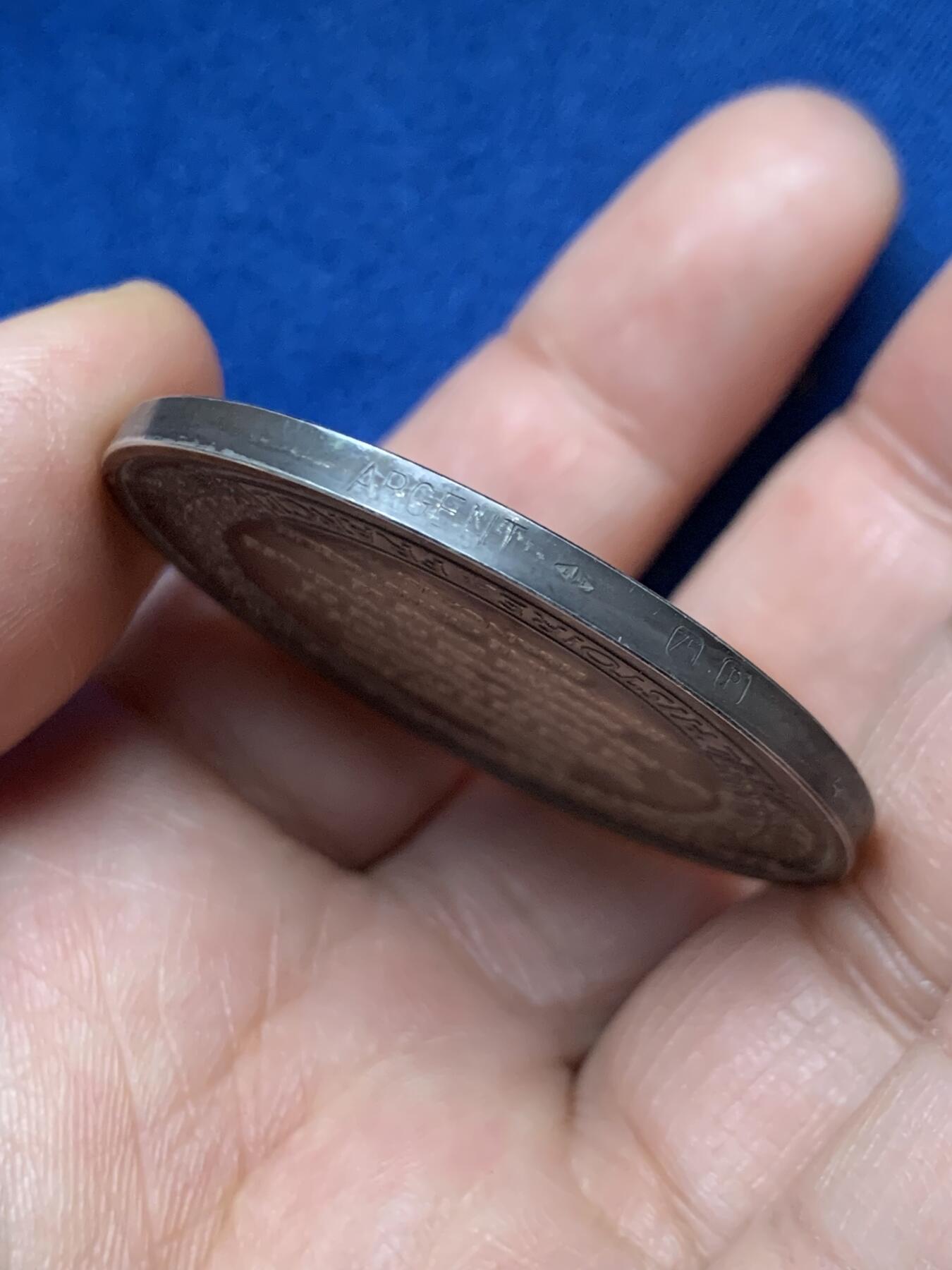 《竞宝斋》第451场 周日，周一，周二  3场连拍 （全场包邮，欢迎送拍） 法国香波城堡银章，直径44.2mm，重38.23克，菱形边铭。