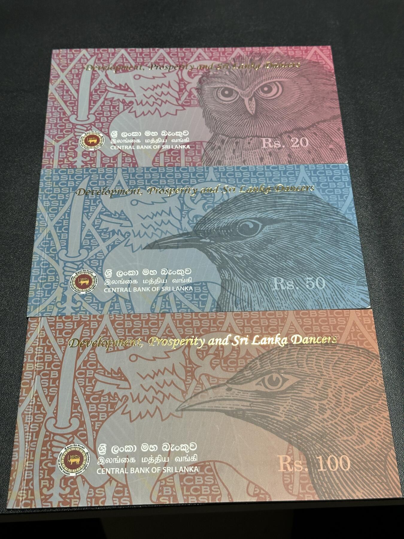 《外钞收藏家》第五百九十六期（精品大拍场）（本平台长期征集拍品、欢迎藏友们联系合作） 斯里兰卡20、50、100卢比 3张精装册子 全部是首发冠