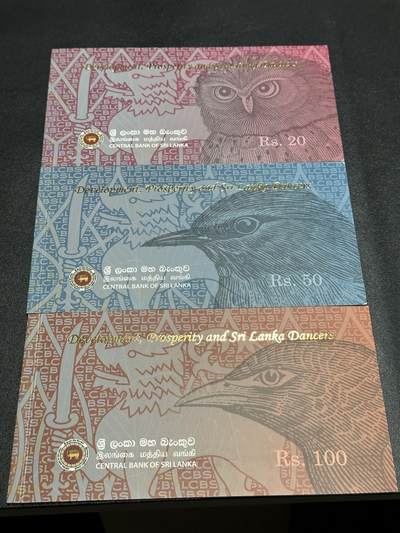《外钞收藏家》第五百九十六期（精品大拍场）（本平台长期征集拍品、欢迎藏友们联系合作） - 斯里兰卡20、50、100卢比 3张精装册子 全部是首发冠