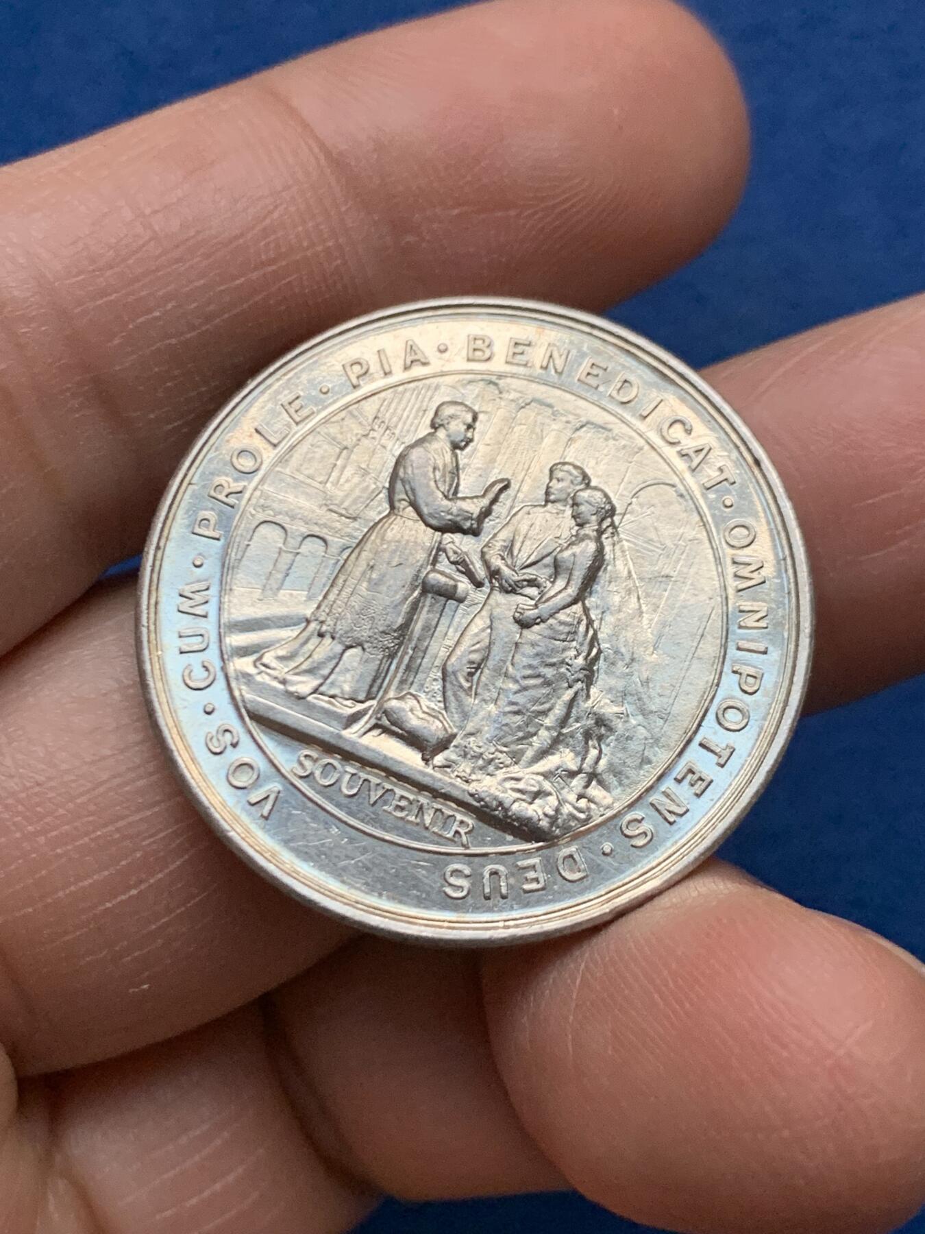 《竞宝斋》第451场 周日，周一，周二  3场连拍 （全场包邮，欢迎送拍） 法国婚姻与爱情纪念银章，13.74g，30.5mm，丰饶角边铭