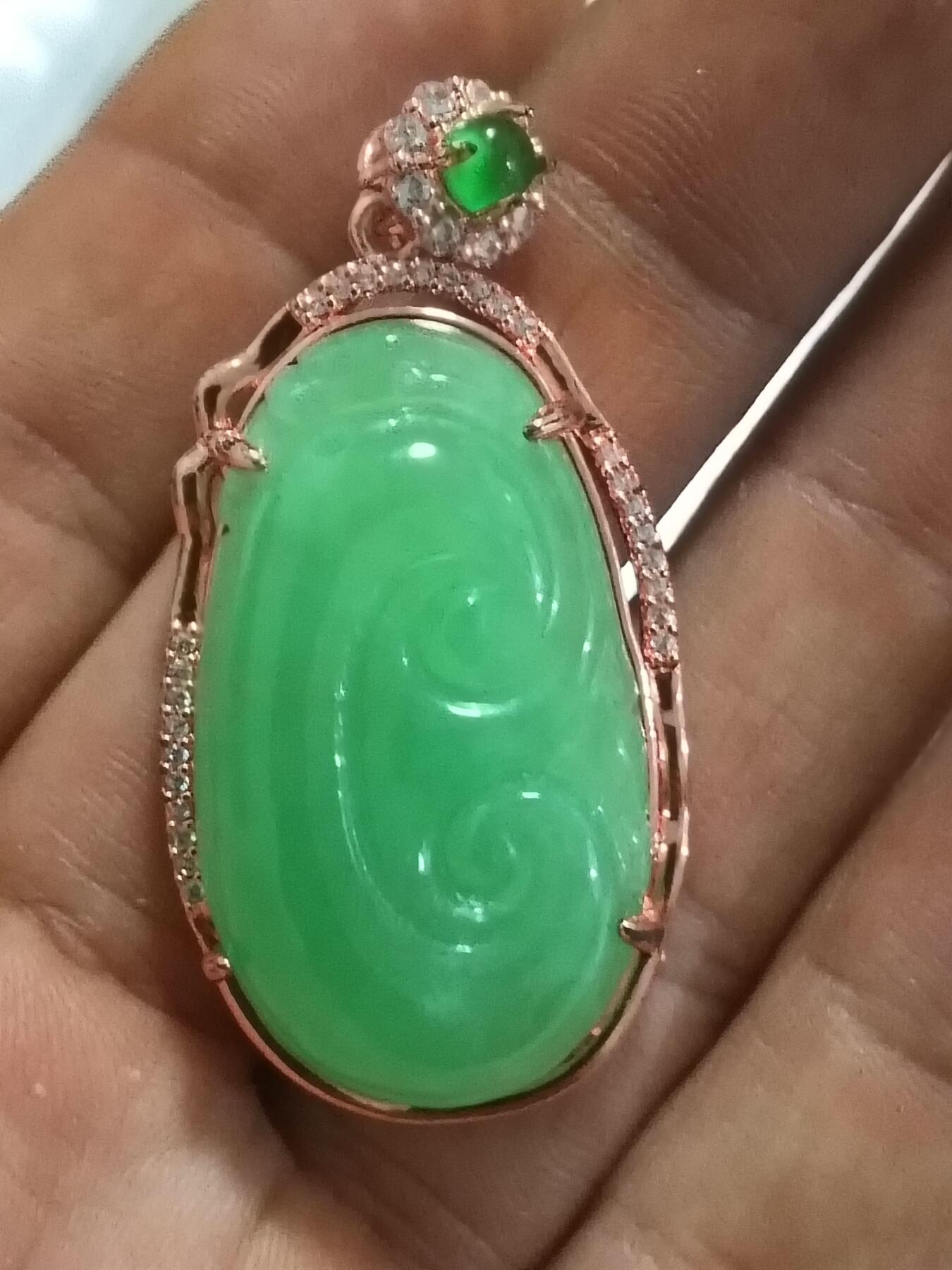 翡翠阳绿色如意镶嵌吊坠