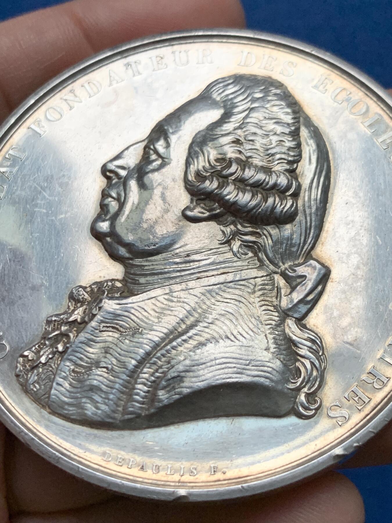 《竞宝斋》第451场 周日，周一，周二  3场连拍 （全场包邮，欢迎送拍） 法国里昂Depaulis 里昂兽医学院银章，创始人克劳德·布尔热拉头像，高浮雕，114.25g，63.2mm，丰饶角边铭