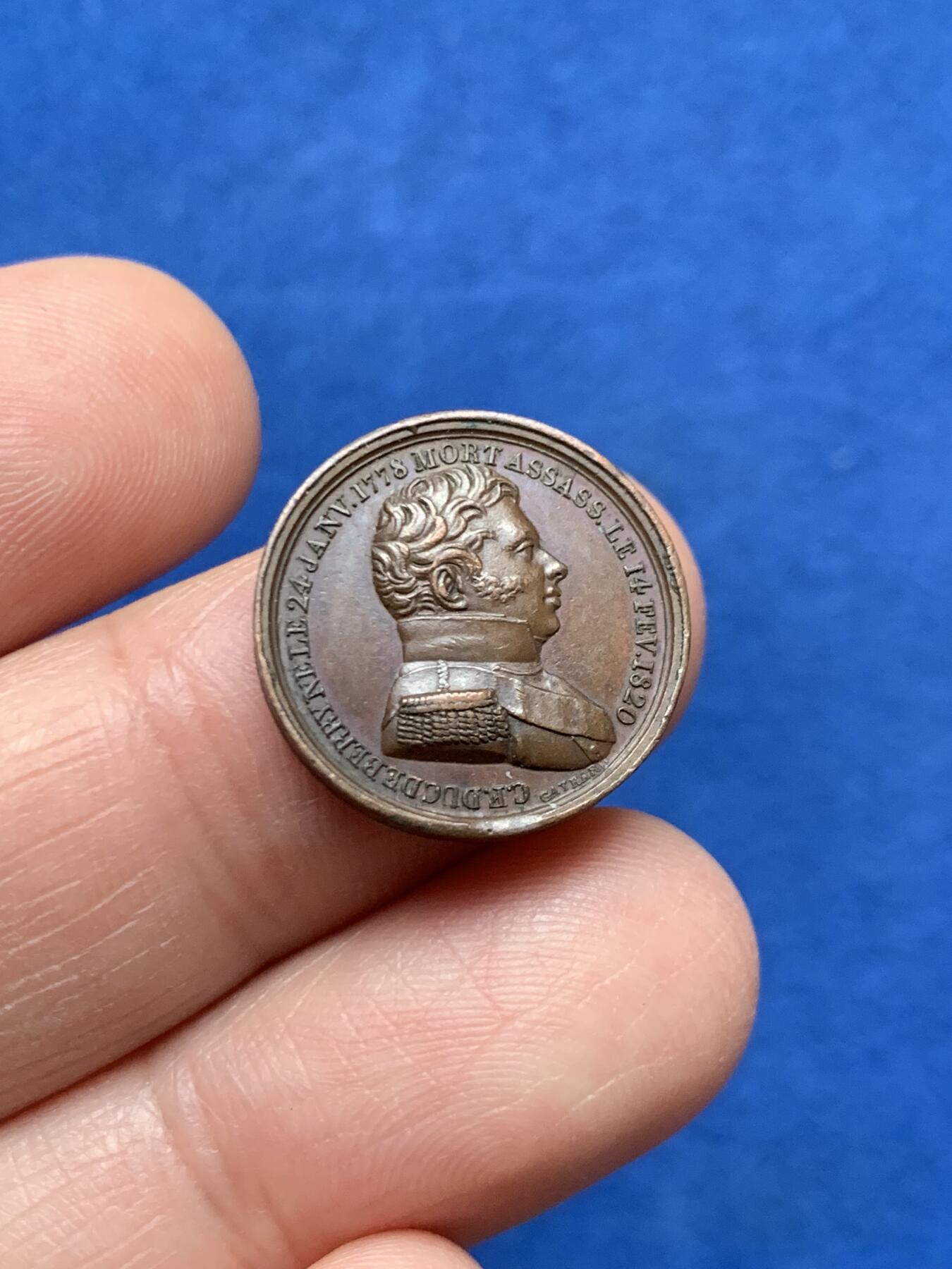 《竞宝斋》第451场 周日，周一，周二  3场连拍 （全场包邮，欢迎送拍） 法国王孙（亨利五世）诞生纪念铜质代币，4.07g，18.8mm，早期无边铭