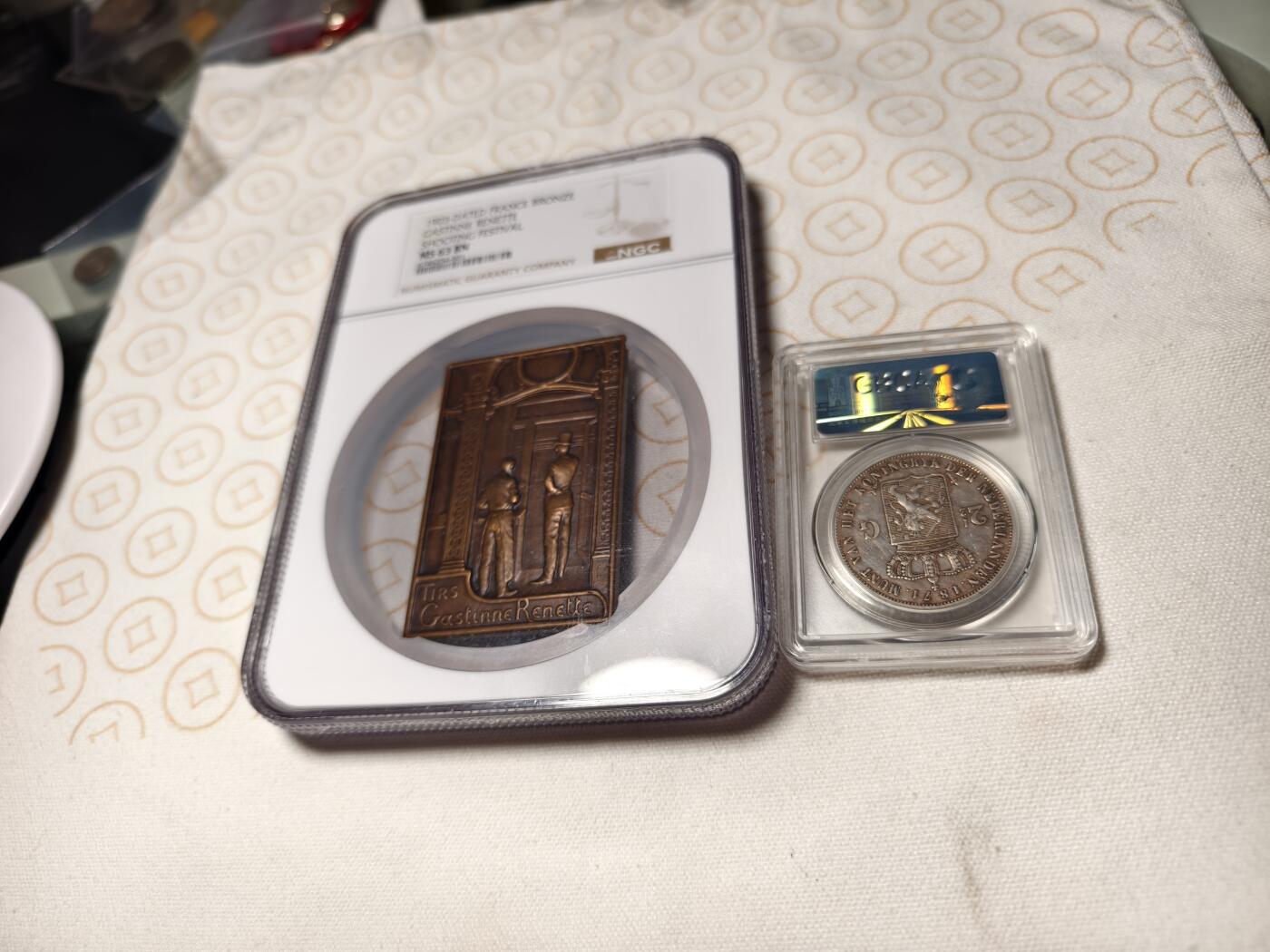 抚柳草堂-第四期章牌钱币（圣诞专场） 奖章勋章限时免佣 满百包邮 放漏专场 1903 NGC MS63BN高分 法国射击节矩形大奖章 三重透视效果 非常炫技的一枚 少见品种加大加厚盒 最后一图与正常评级币盒子对比大小（不含那小盒）