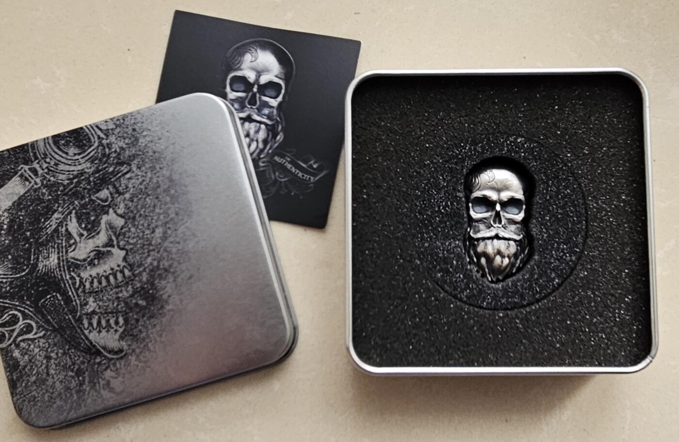 【币将精彩】世界钱币拍卖（2025-12-31） 帕劳2019年骑手骷髅头仿真银币 纯银1盎司，规格22x38.61毫米，发行1750枚，带包装证书 有瑕疵，品如图 