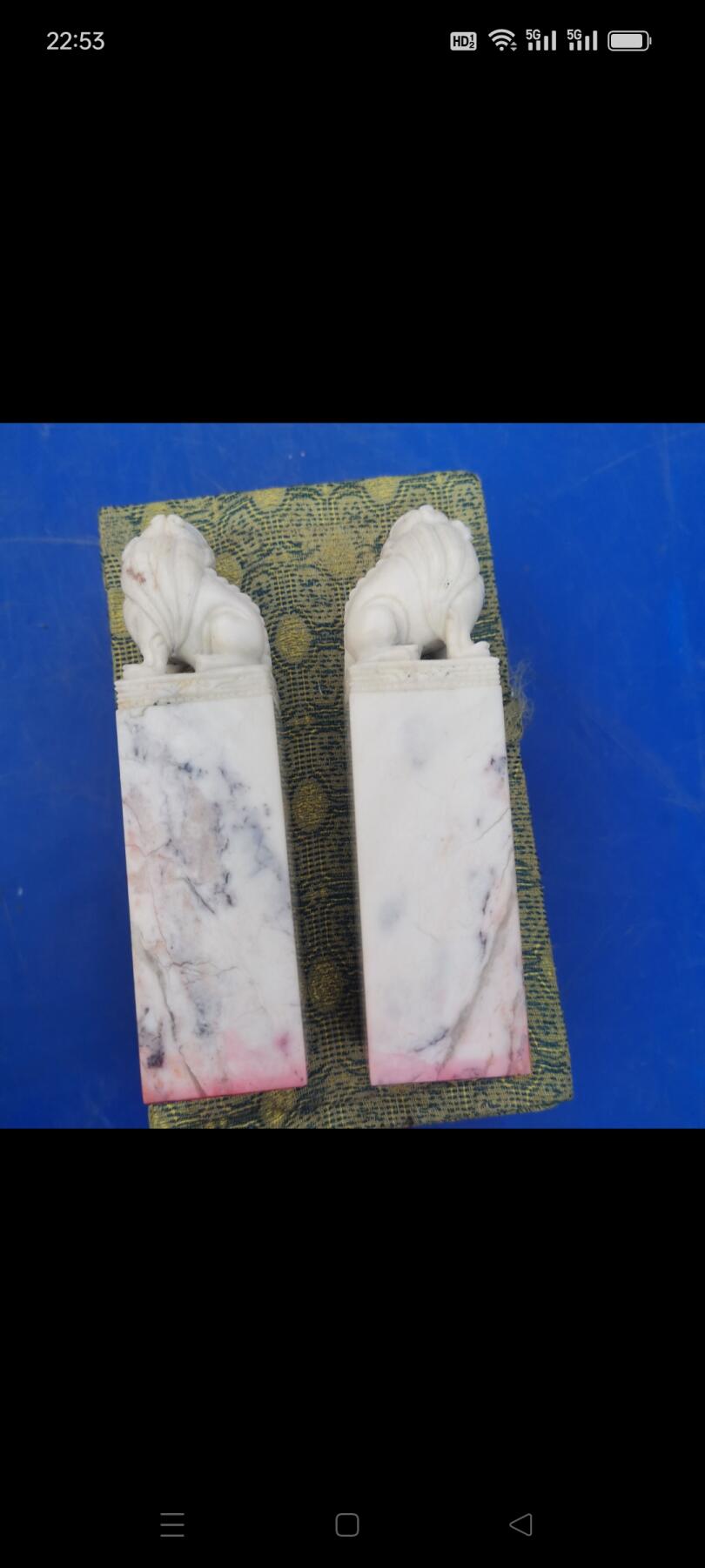 老寿山石印章一对，带石狮钮，造型古朴，适合收藏或摆，具体见图。整体成色还可以，有正常年代感，细节见图。