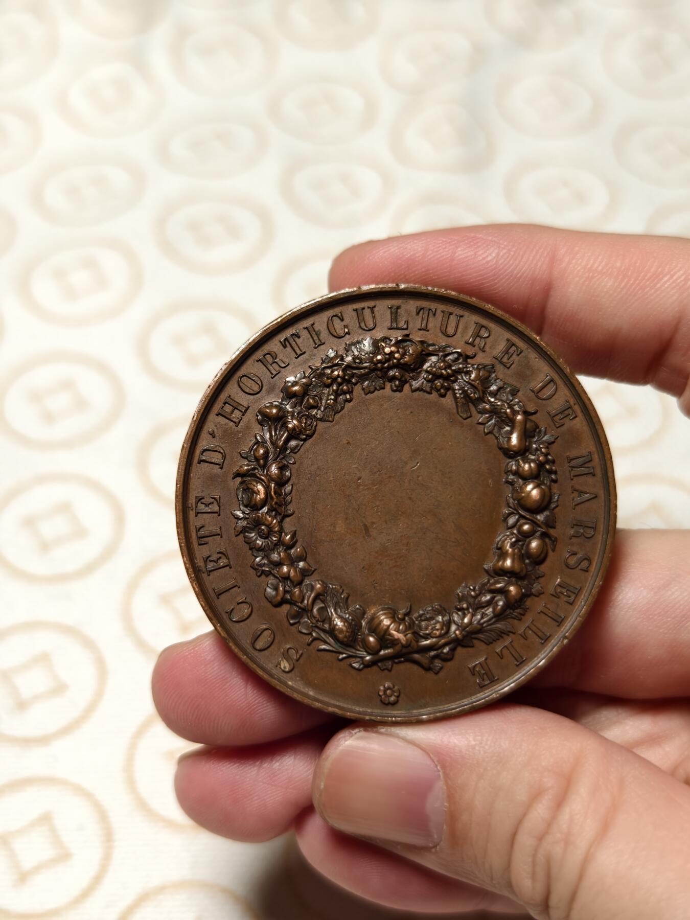 抚柳草堂-第四期章牌钱币（圣诞专场） 奖章勋章限时免佣 满百包邮 放漏专场 19世纪法国马赛园艺协会大铜章  谷物女神超高浮雕非常漂亮 早期手指Cuivre铜标 直径51mm  重61g 巧克力包浆品相如图