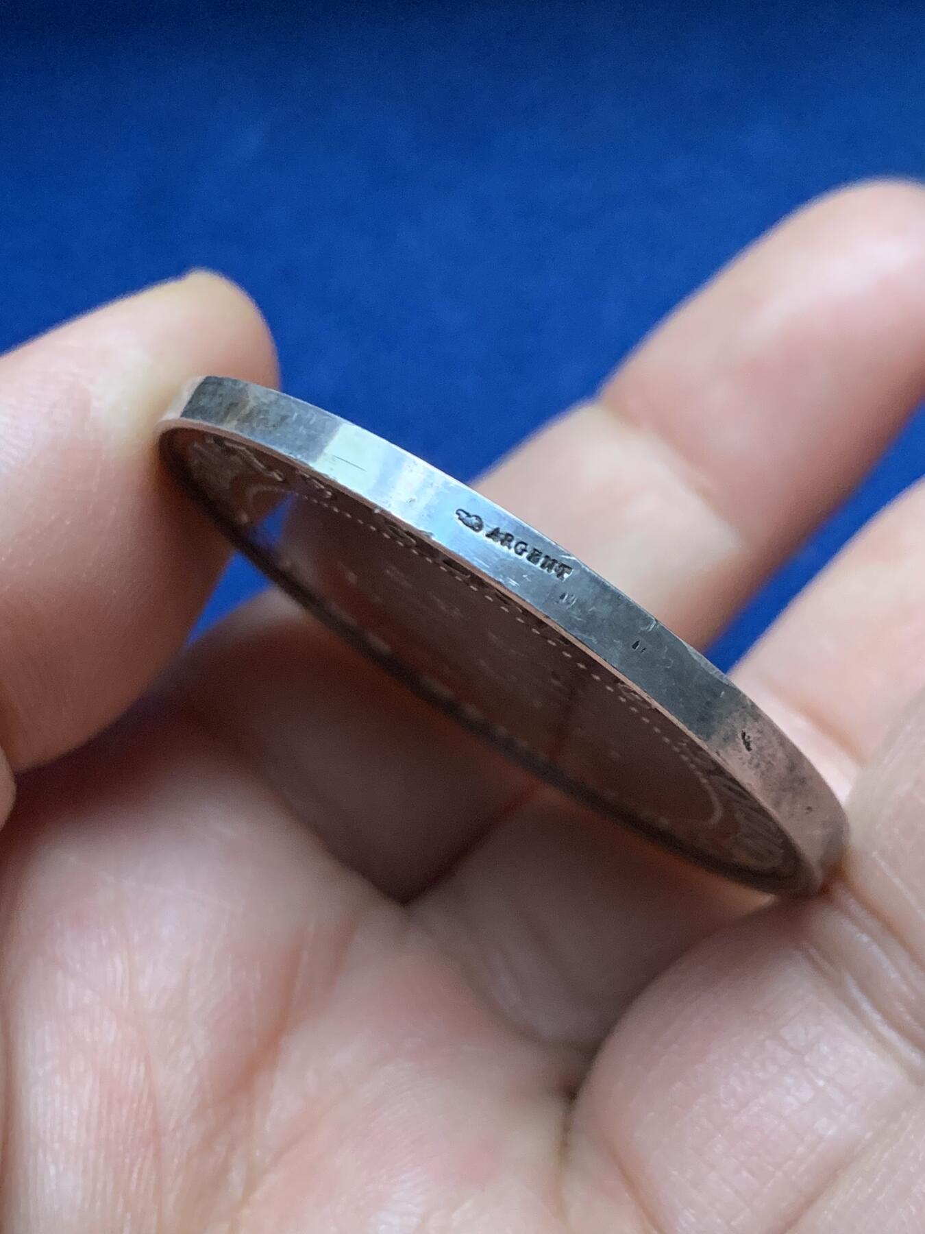 《竞宝斋》第451场 周日，周一，周二  3场连拍 （全场包邮，欢迎送拍） 1882年法国Sanvetage救援协会大银章，正面女神与狮子，超高浮雕。稀有款，直径：42.3mm，重：35.3g，丰饶角边铭