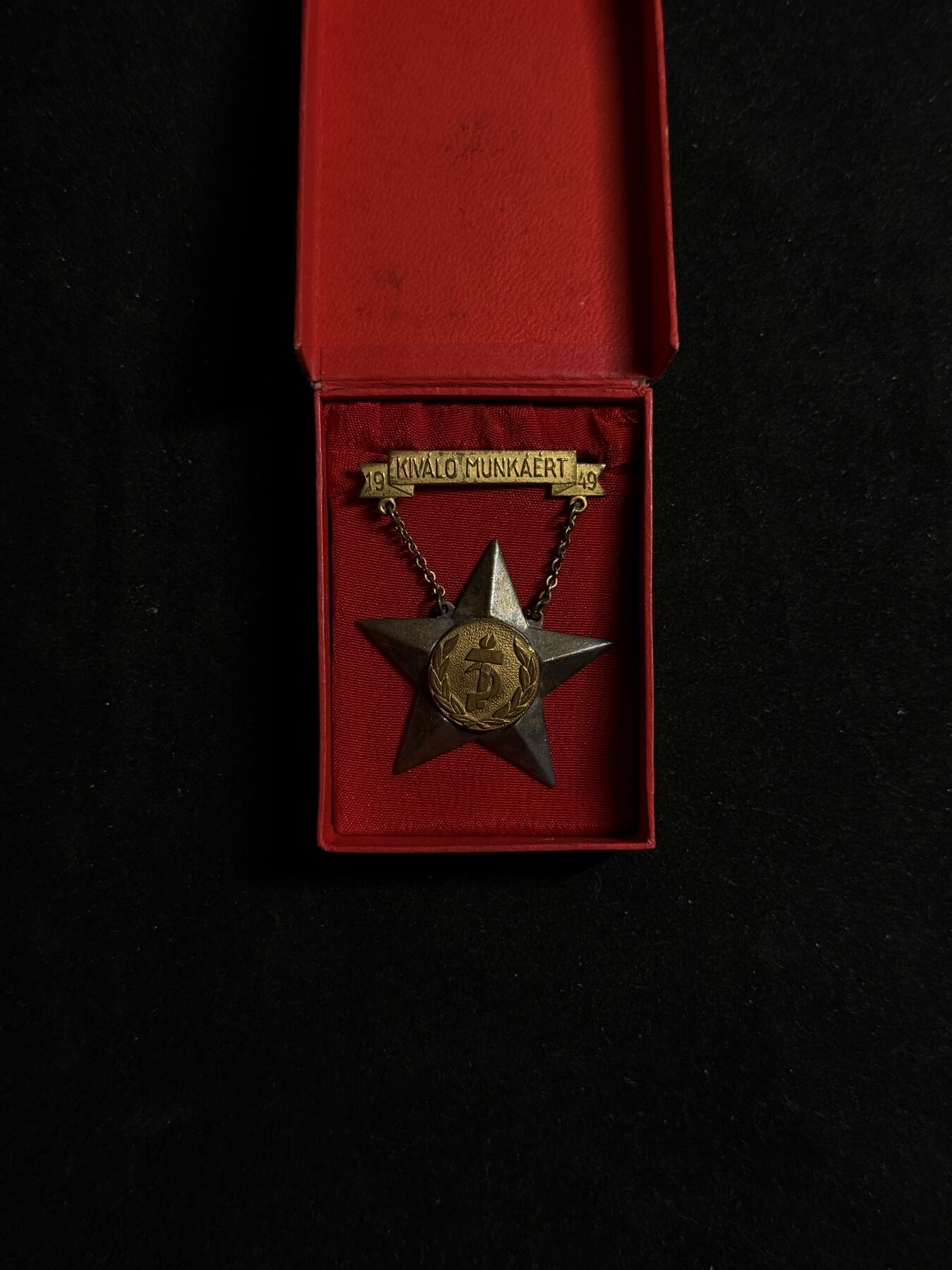 欢庆元旦！戎马世界章牌大赏第109期元旦大拍 匈牙利精英工人奖章带刻号，铜制镀银，1948年设立，非常罕见